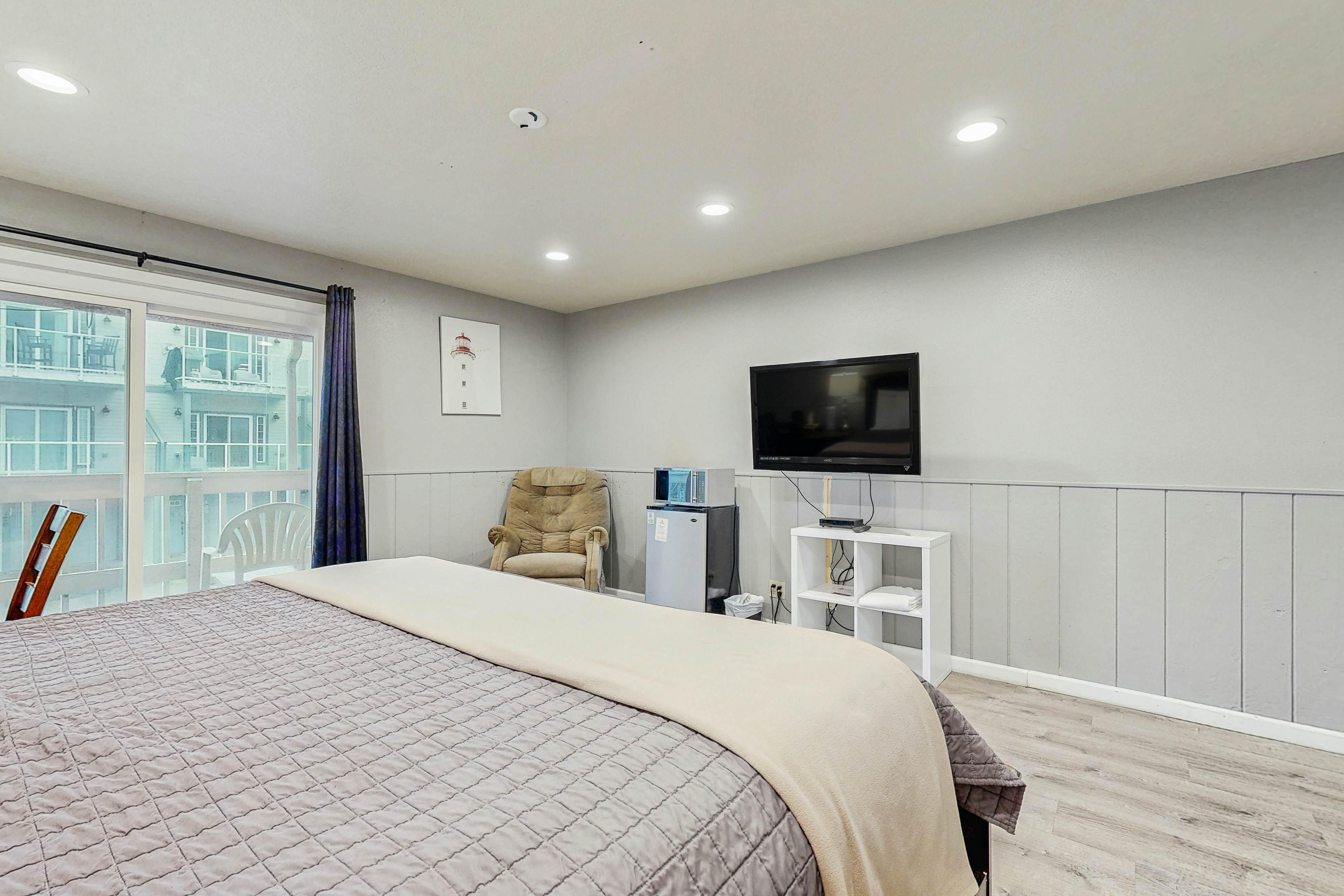 Inviting Room Blocks From the Beach and Downtown Dogs Welcome