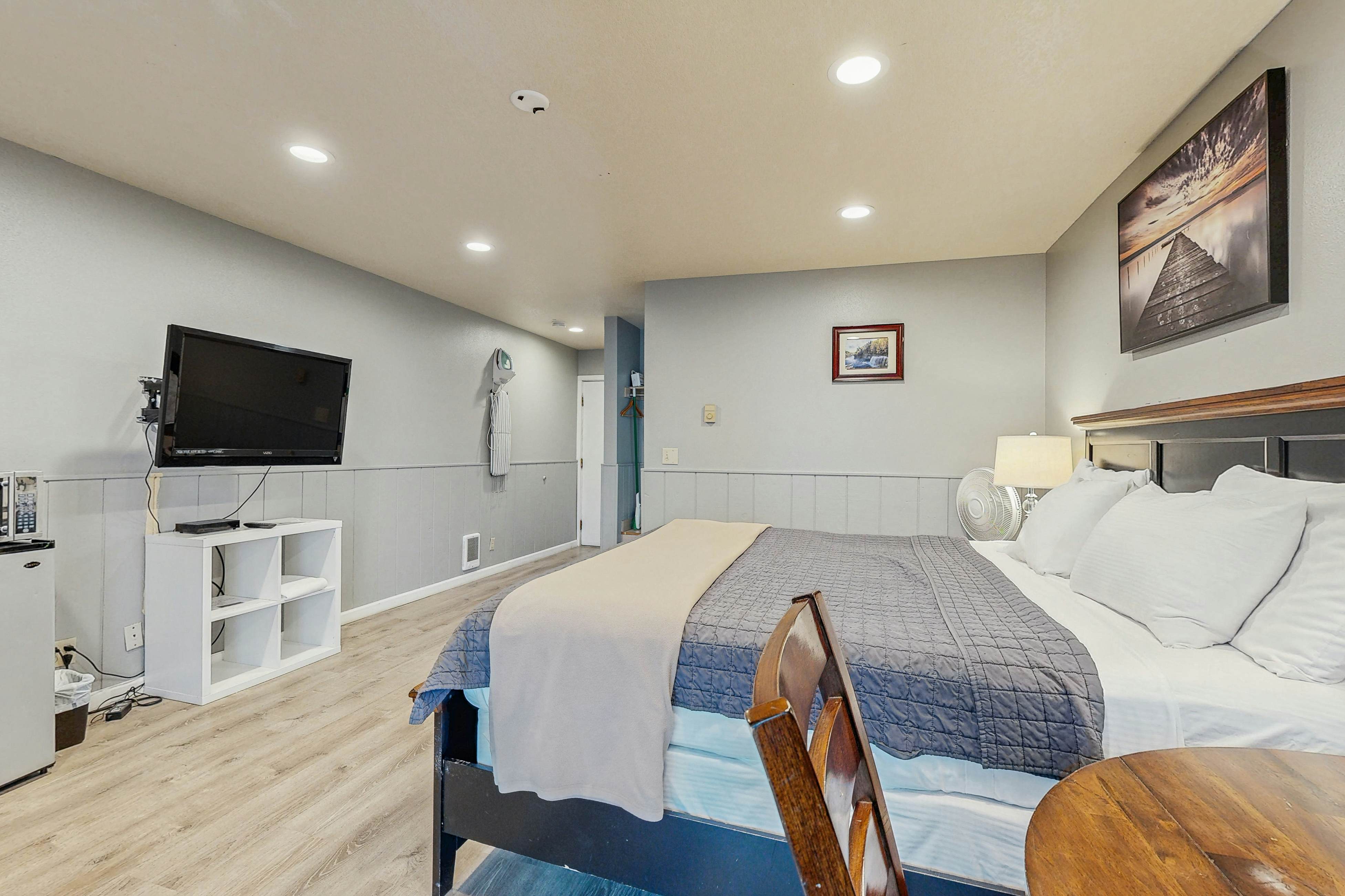 Inviting Room Blocks From the Beach and Downtown Dogs Welcome