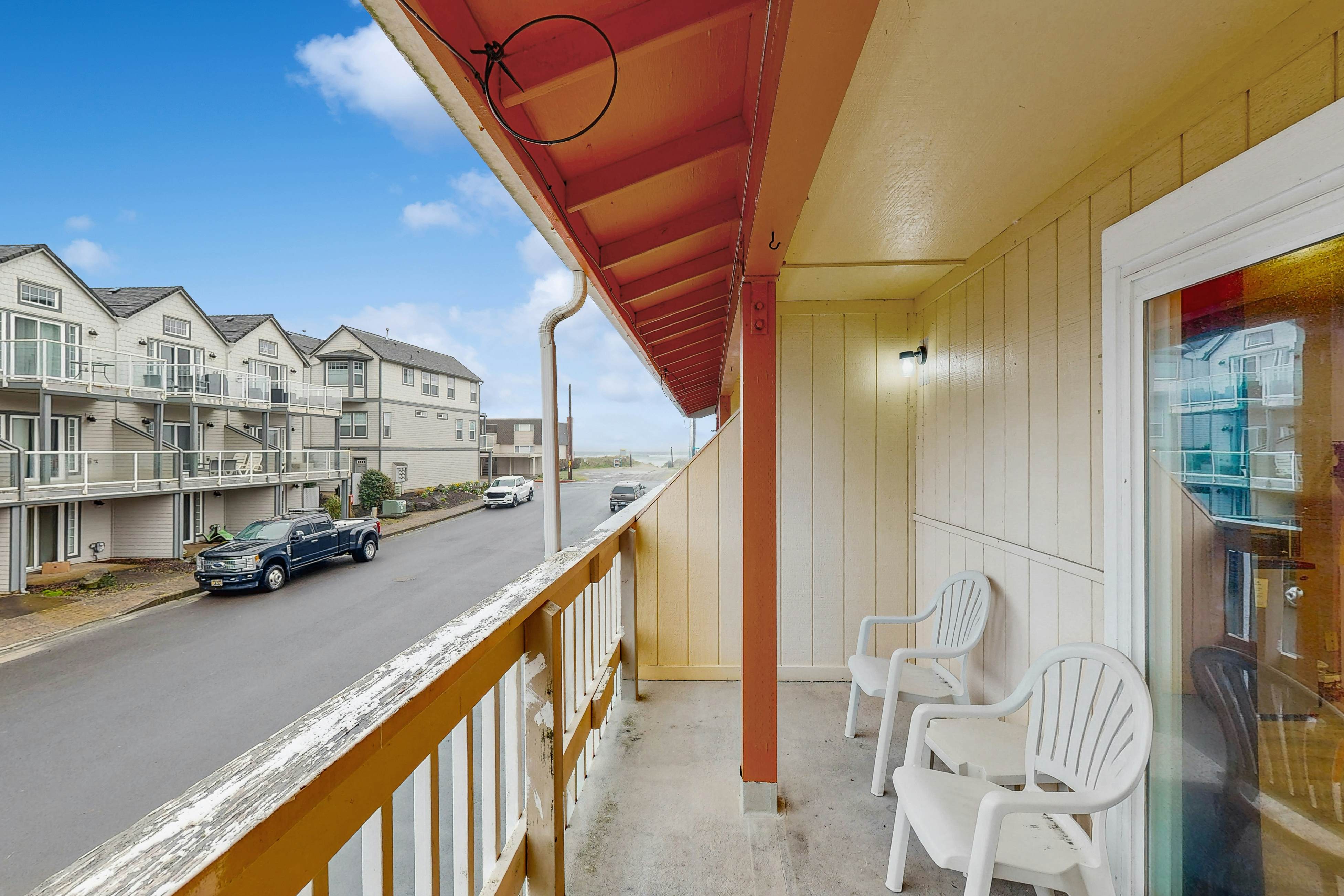 Inviting Room Blocks From the Beach and Downtown Dogs Welcome