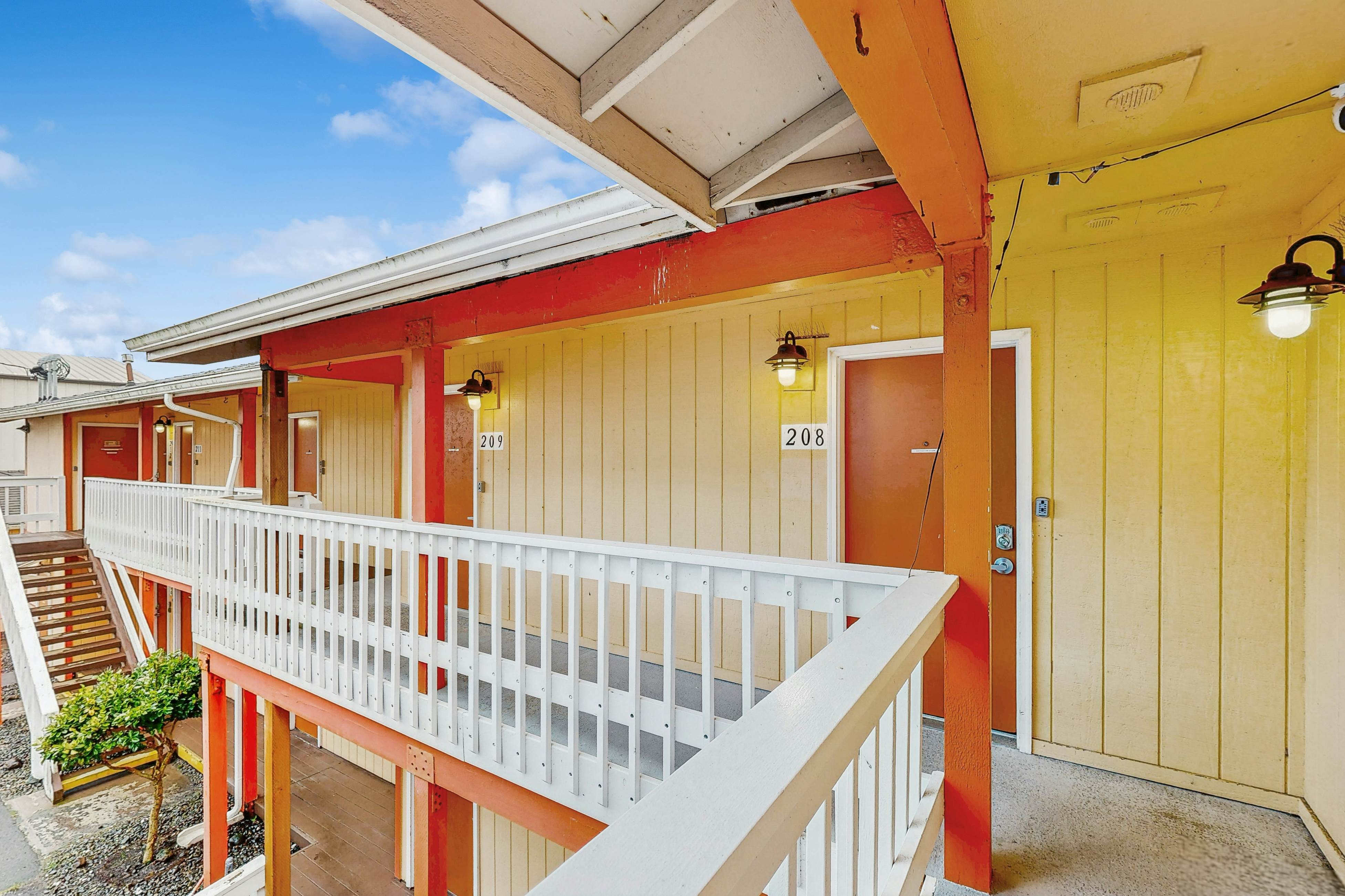 Inviting Room Blocks From the Beach and Downtown Dogs Welcome