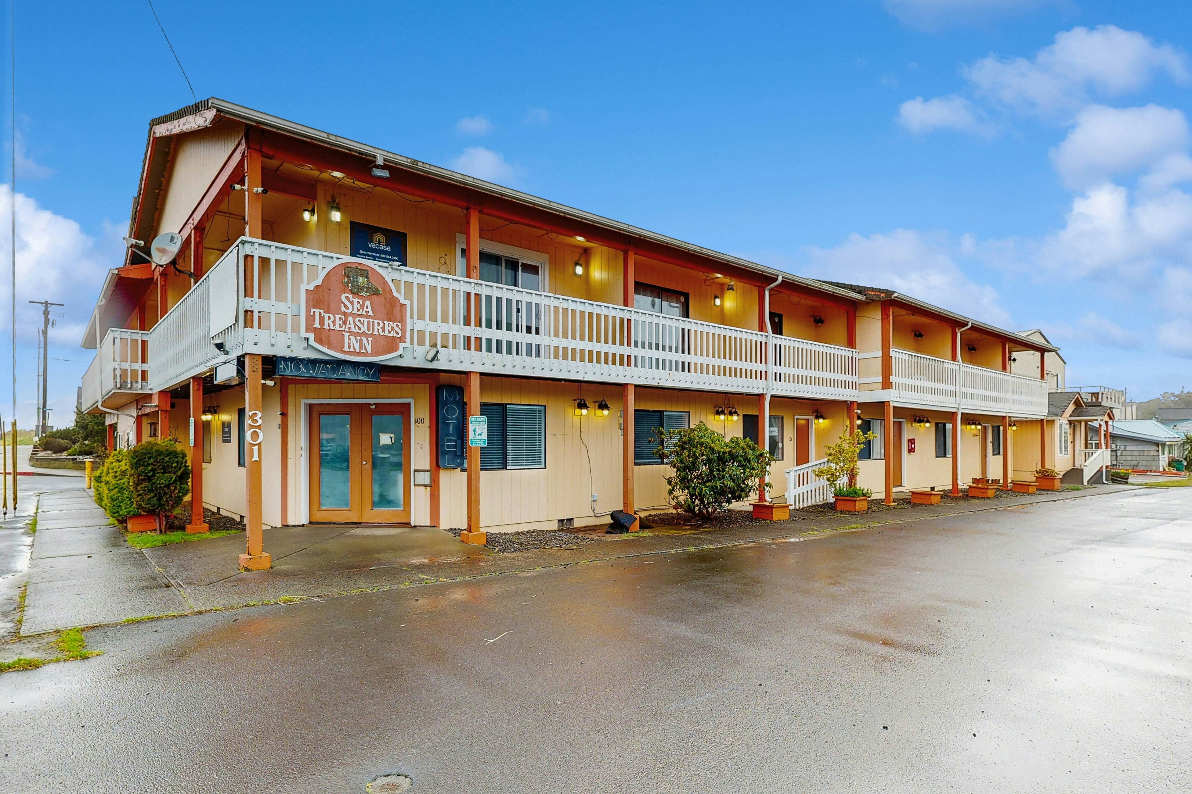 Inviting Room Blocks From the Beach and Downtown Dogs Welcome
