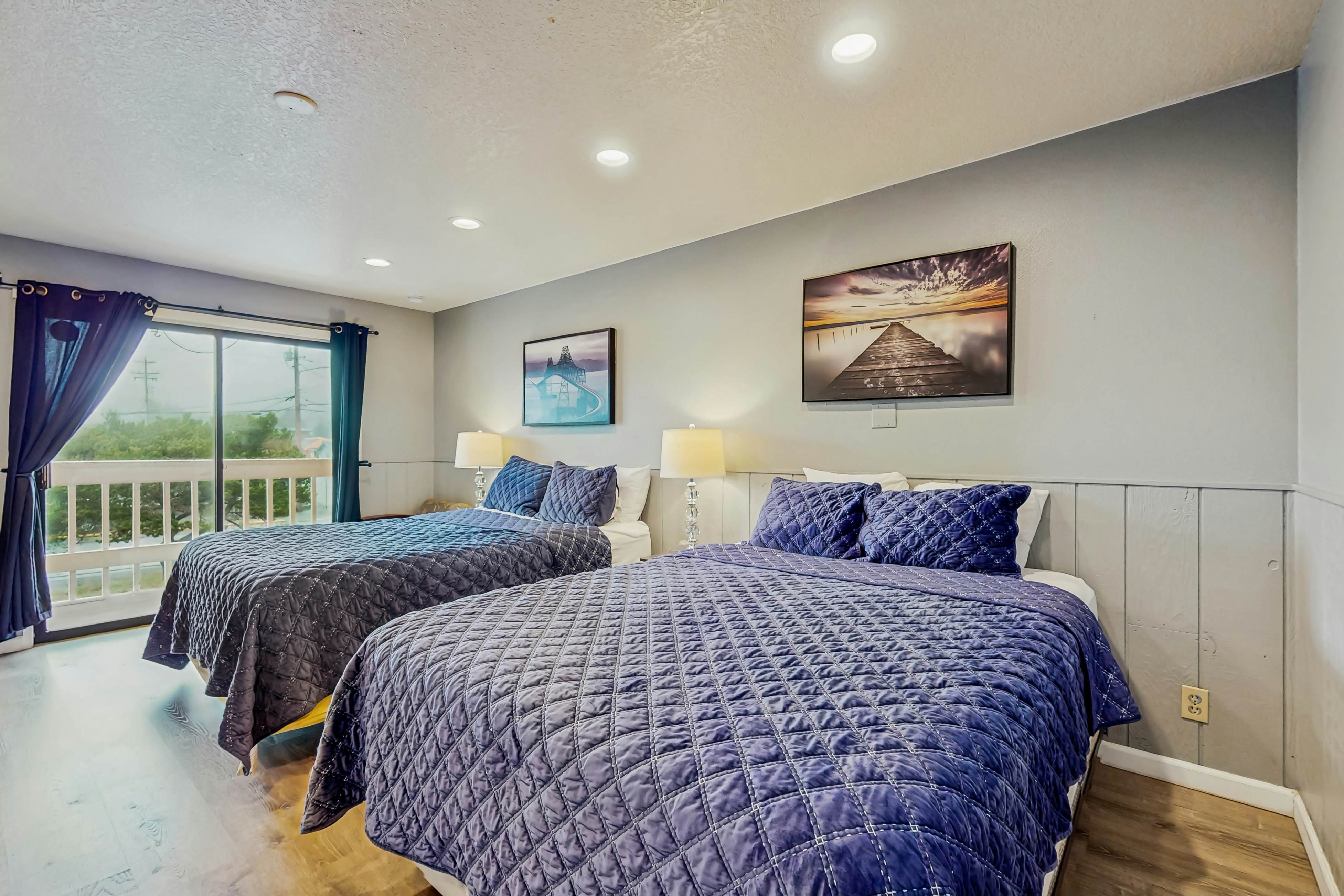 Bright Room Near the Beach and Downtown - Dogs OK