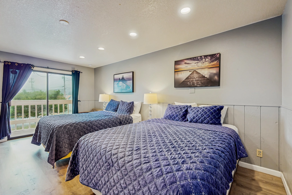 Bright Room Near the Beach and Downtown Dogs OK