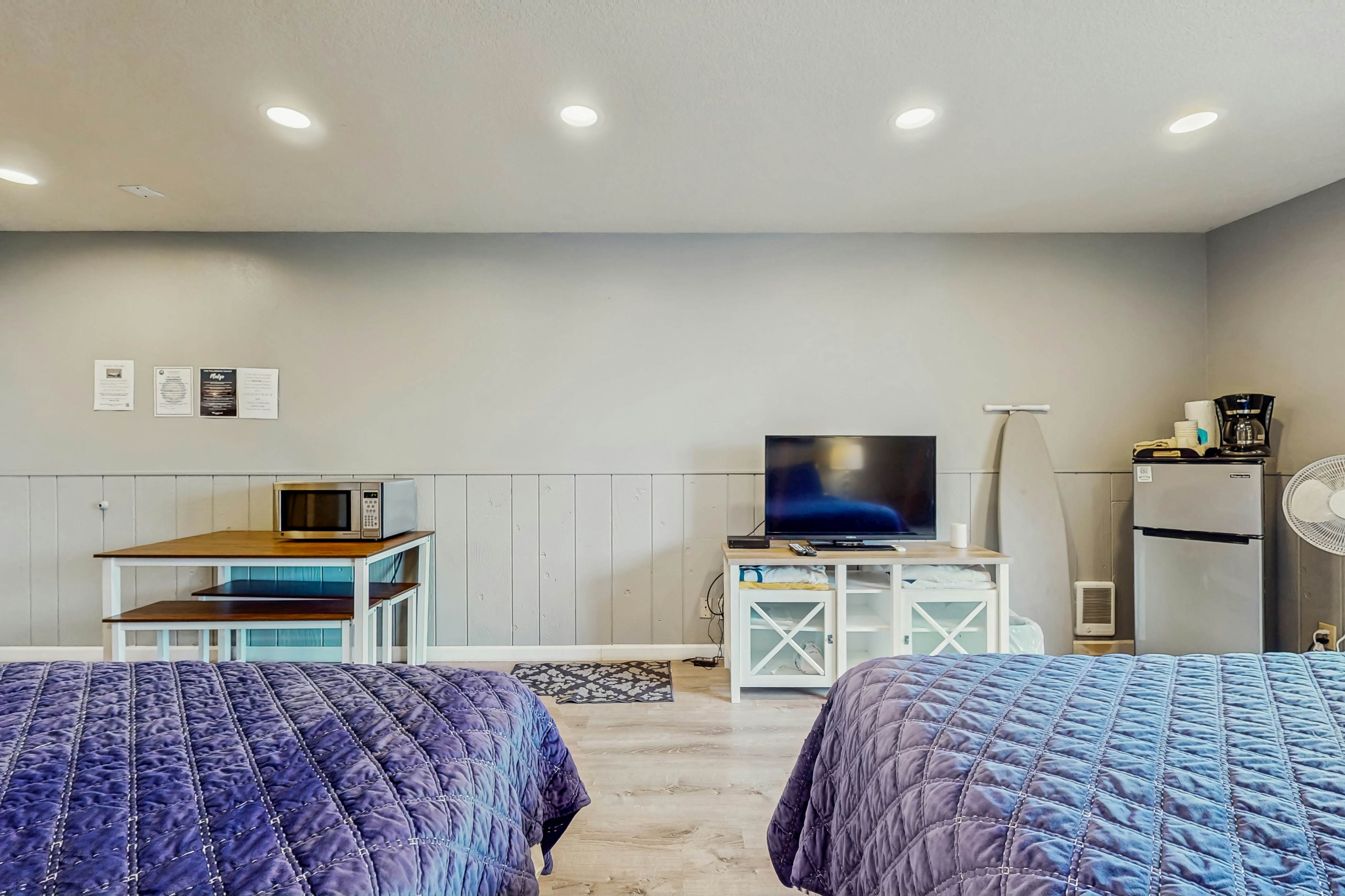 Bright Room Near the Beach and Downtown Dogs OK