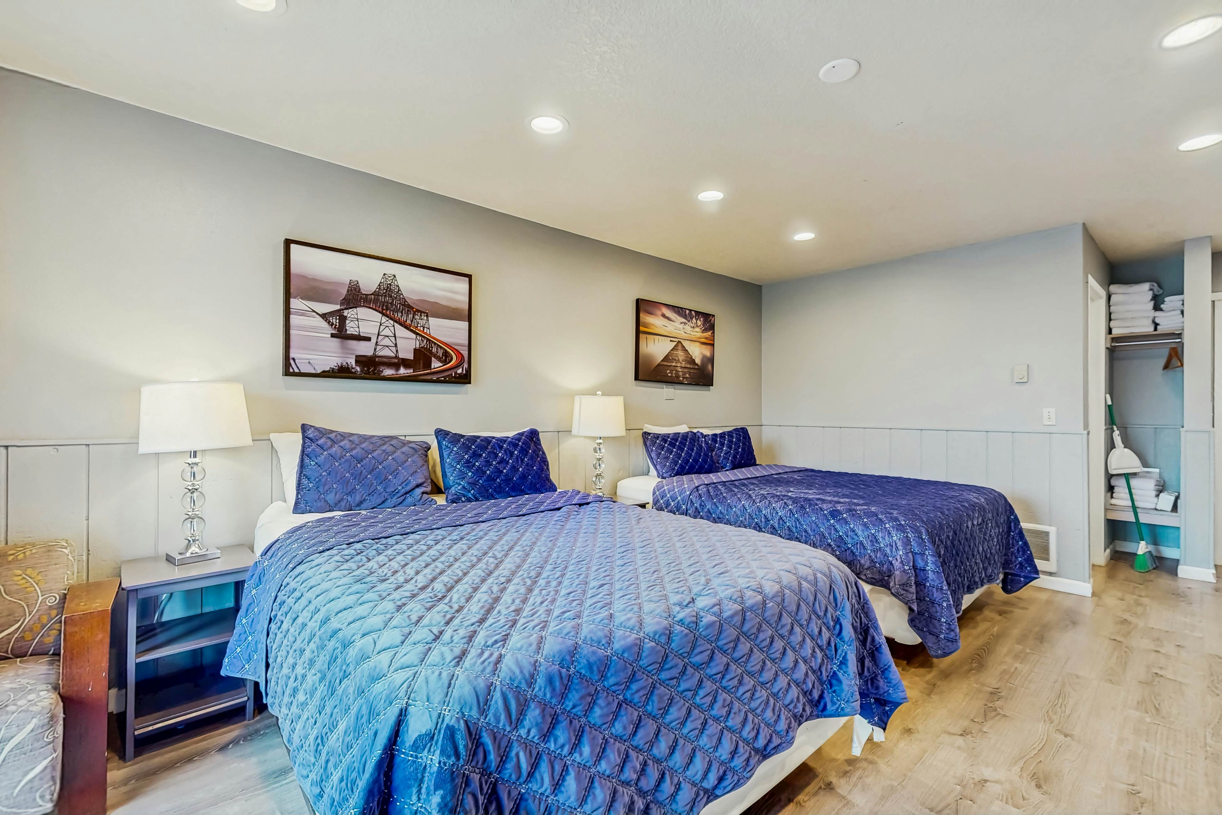 Bright Room Near the Beach and Downtown Dogs OK