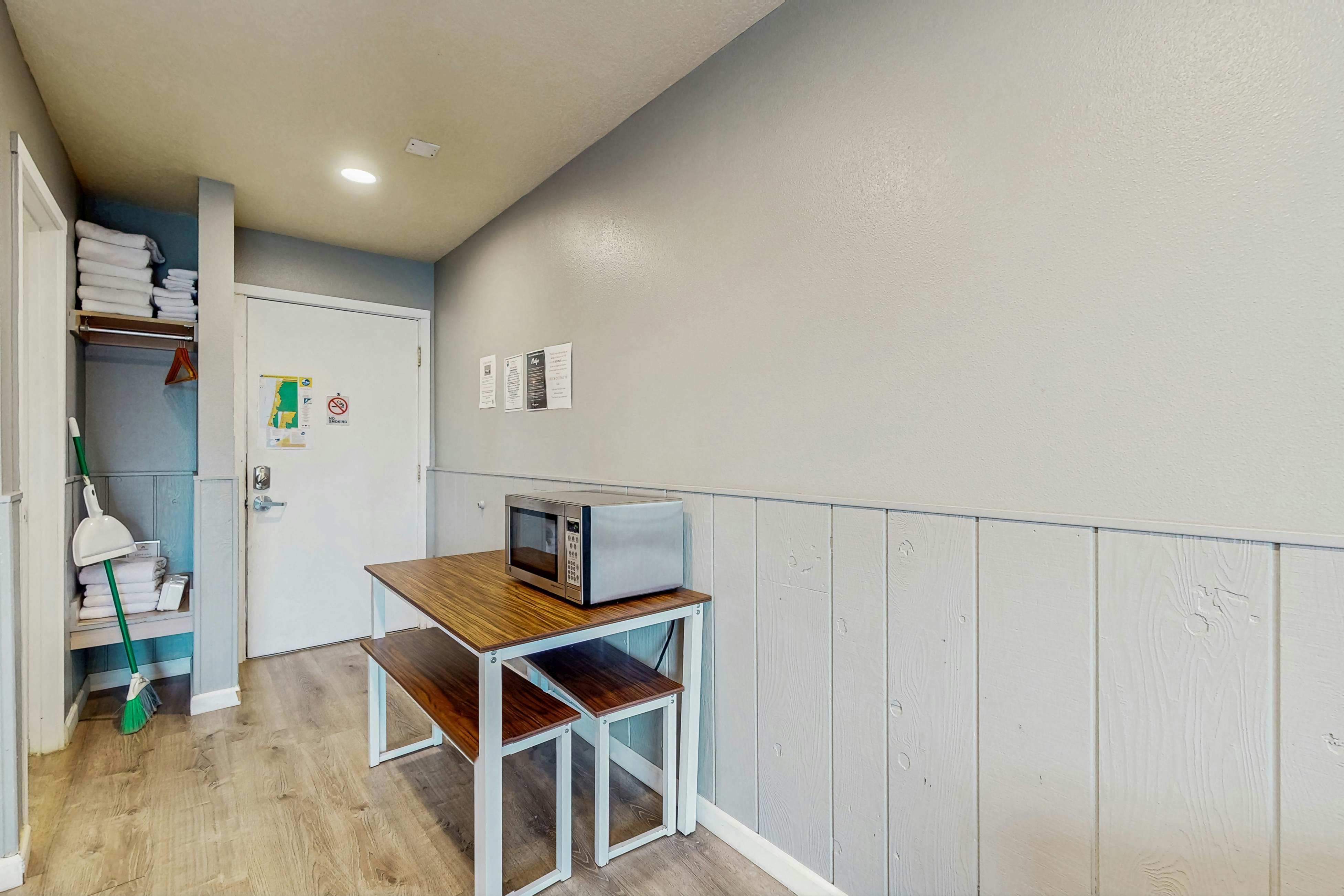 Bright Room Near the Beach and Downtown Dogs OK