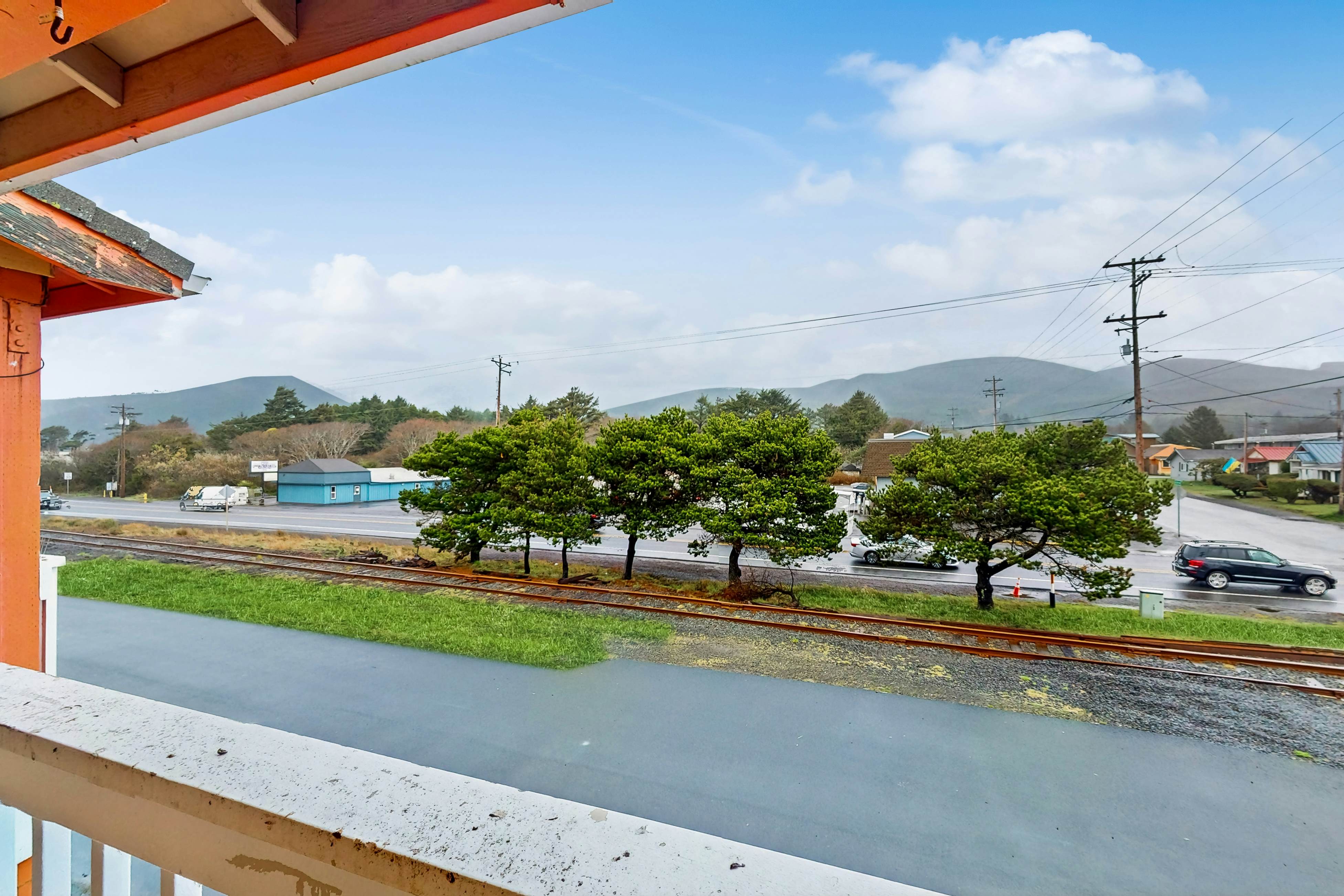 Bright Room Near the Beach and Downtown Dogs OK