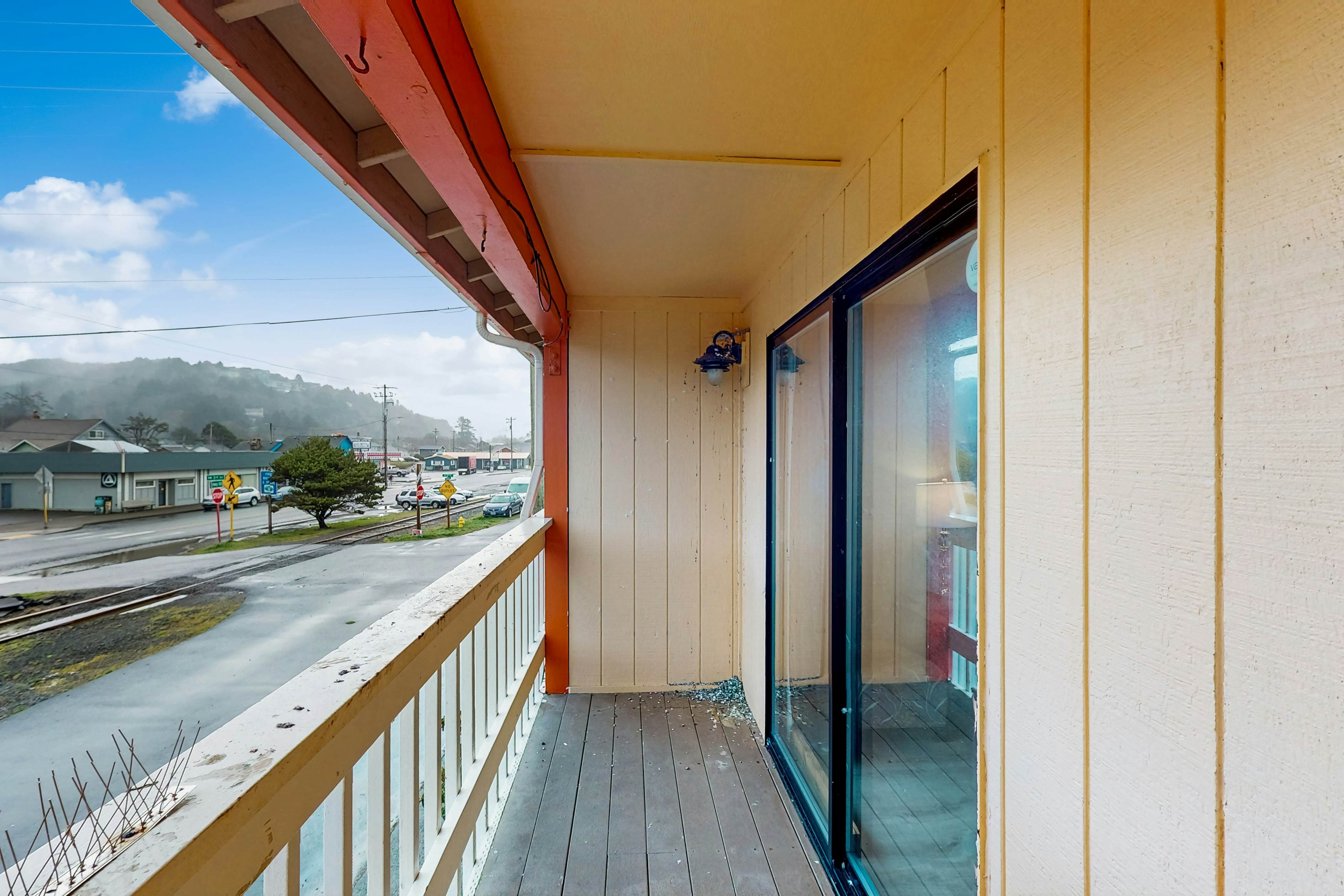 Bright Room Near the Beach and Downtown Dogs OK