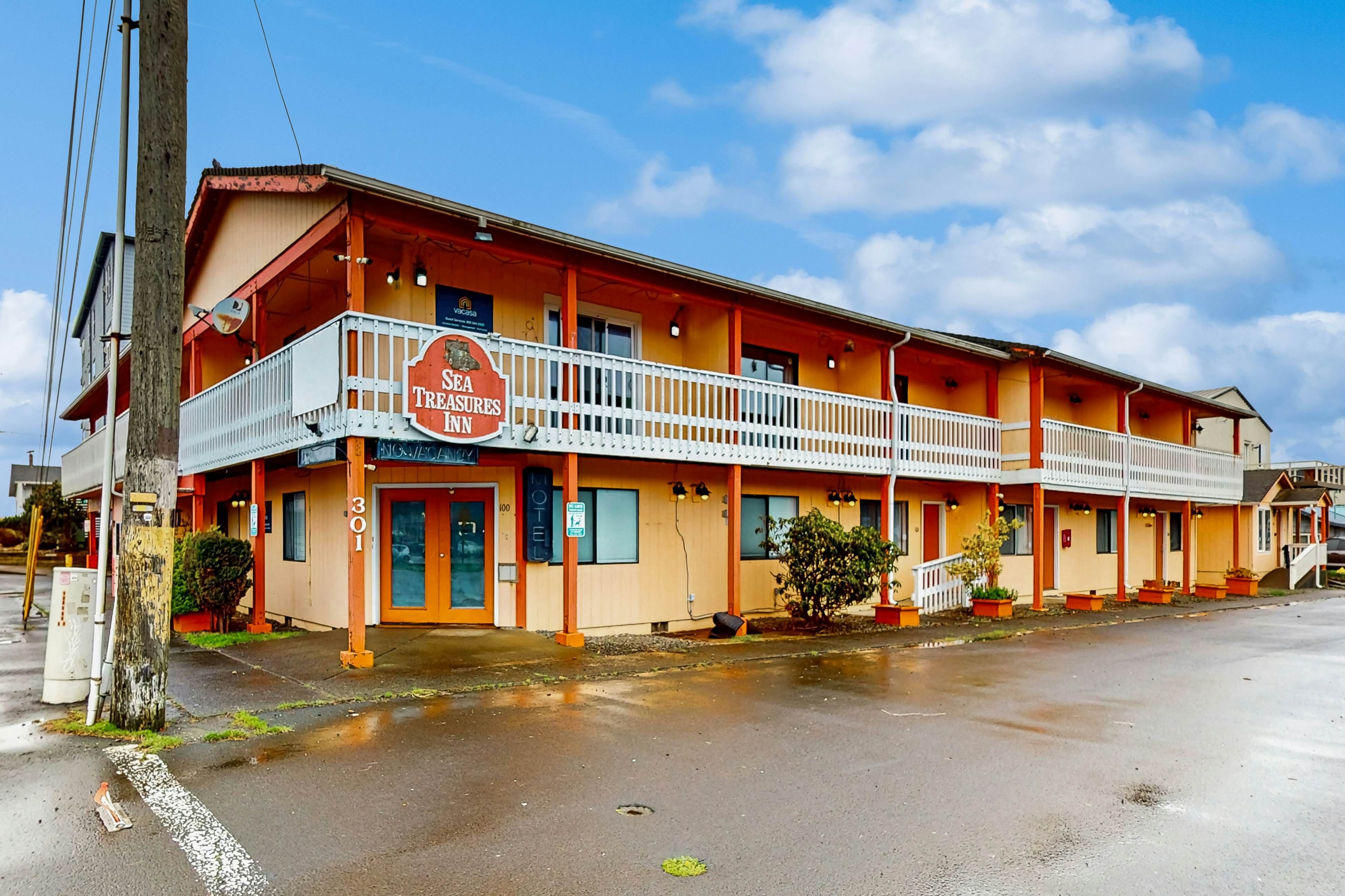 Bright Room Near the Beach and Downtown Dogs OK