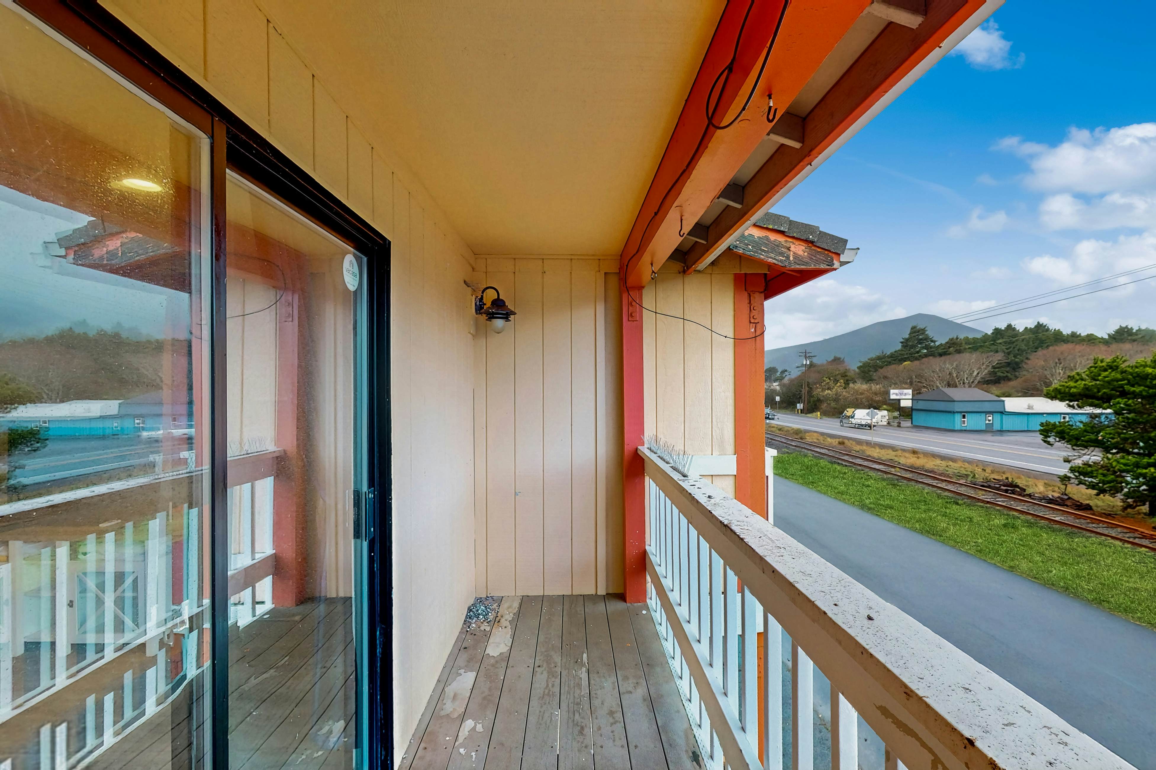 Bright Room Near the Beach and Downtown Dogs OK