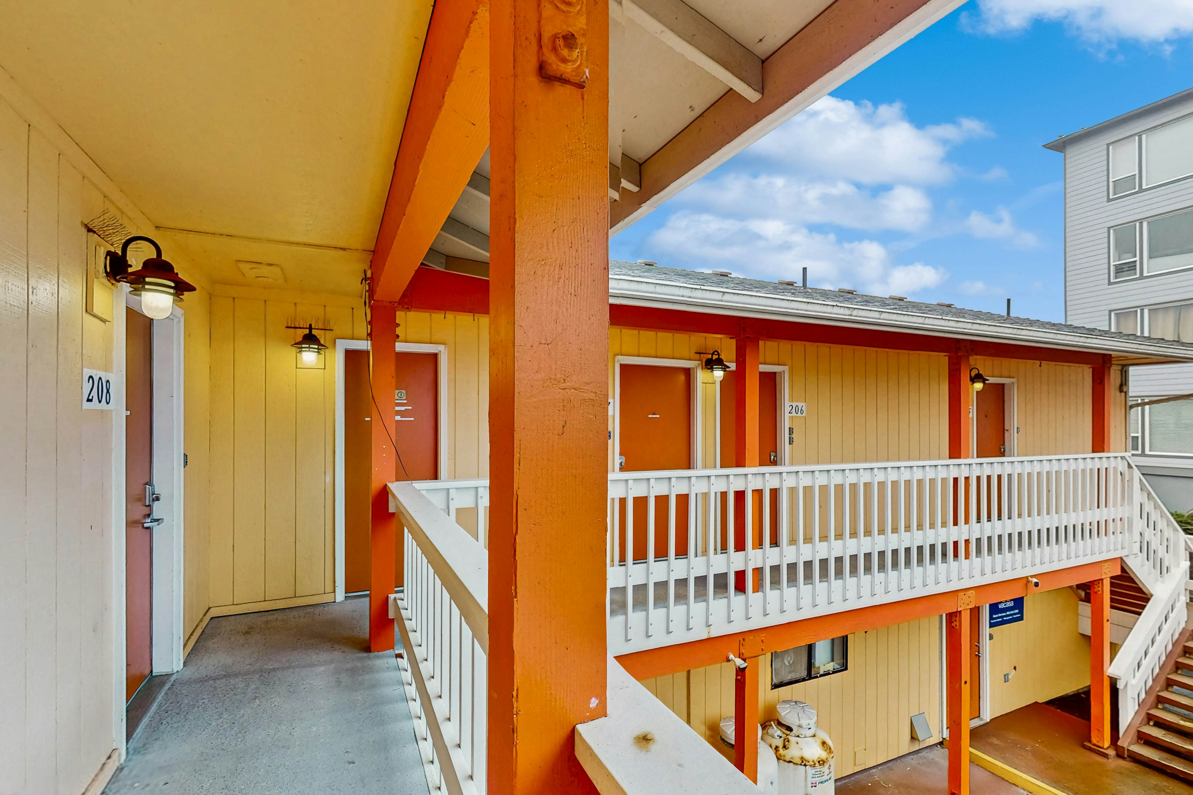 Bright Room Near the Beach and Downtown Dogs OK