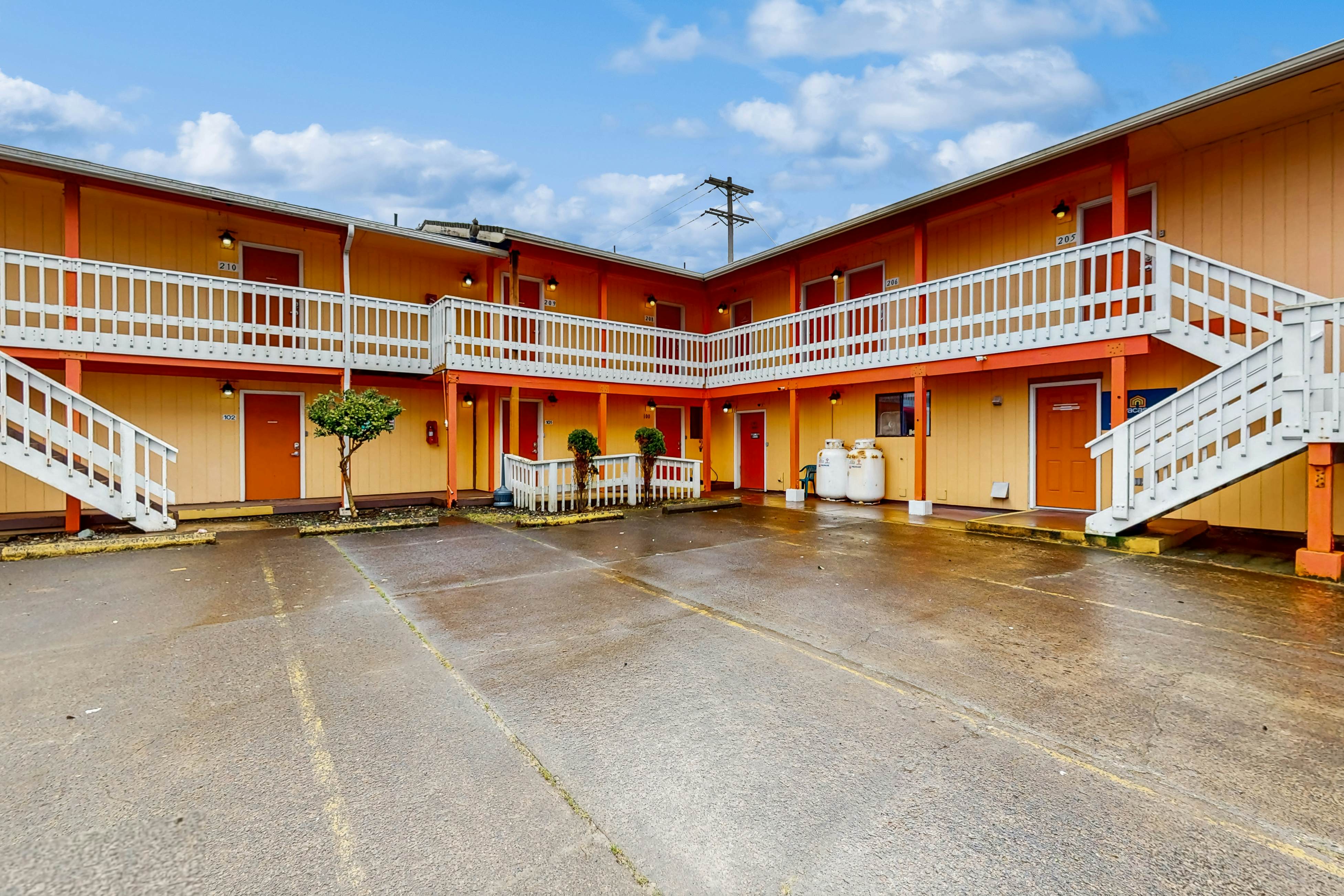 Bright Room Near the Beach and Downtown Dogs OK