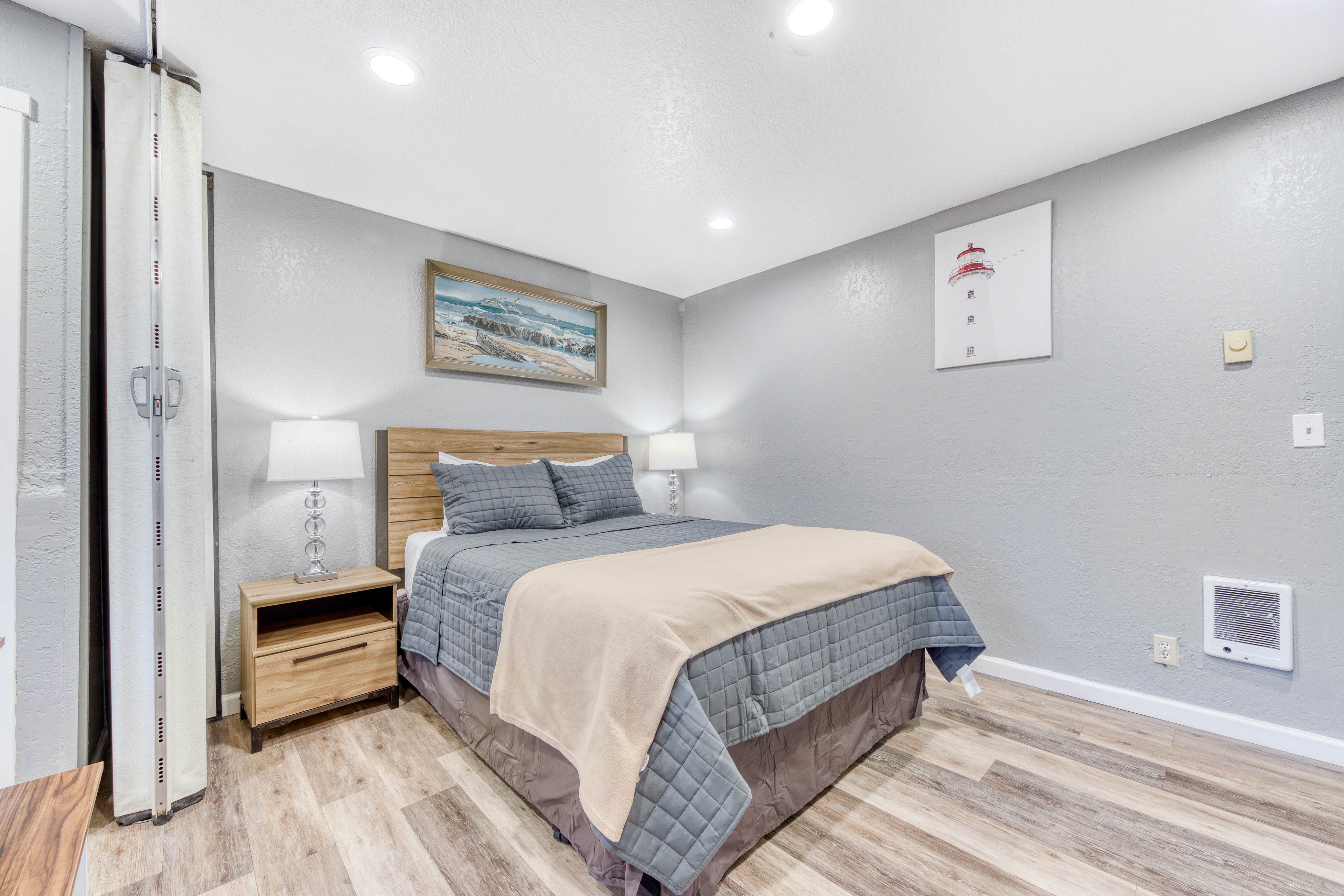 Dog friendly Two Room Combination Walk to Downtown and the Beach