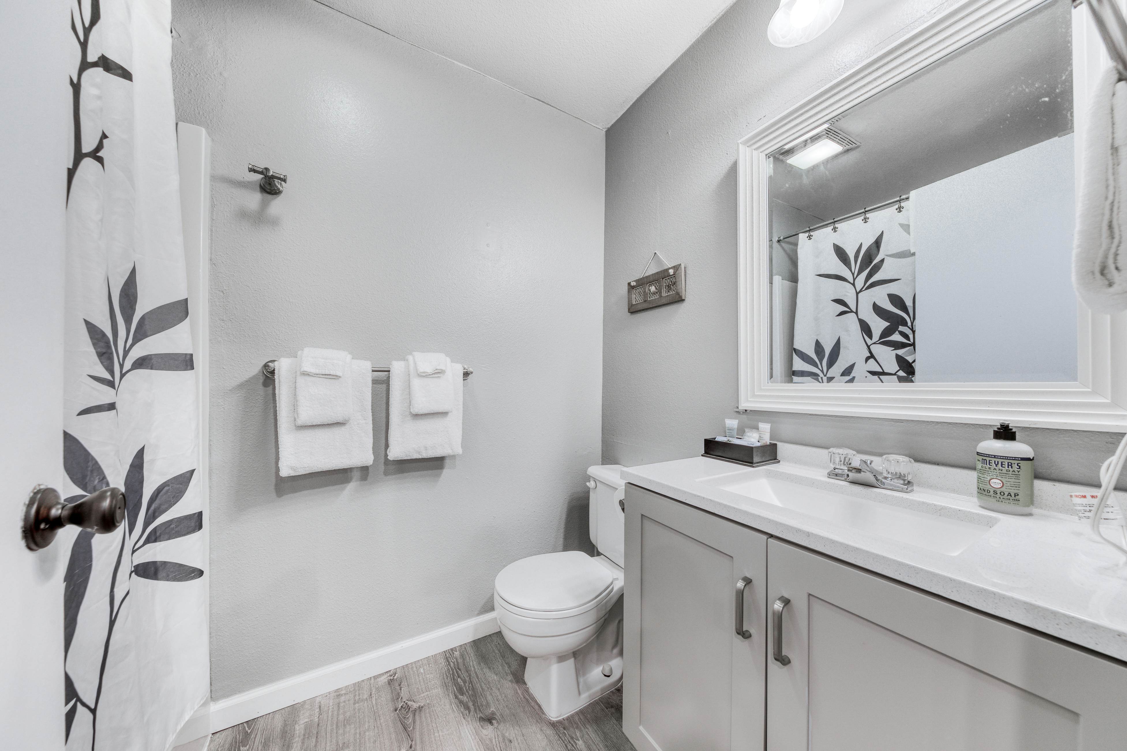 Dog friendly Two Room Combination Walk to Downtown and the Beach