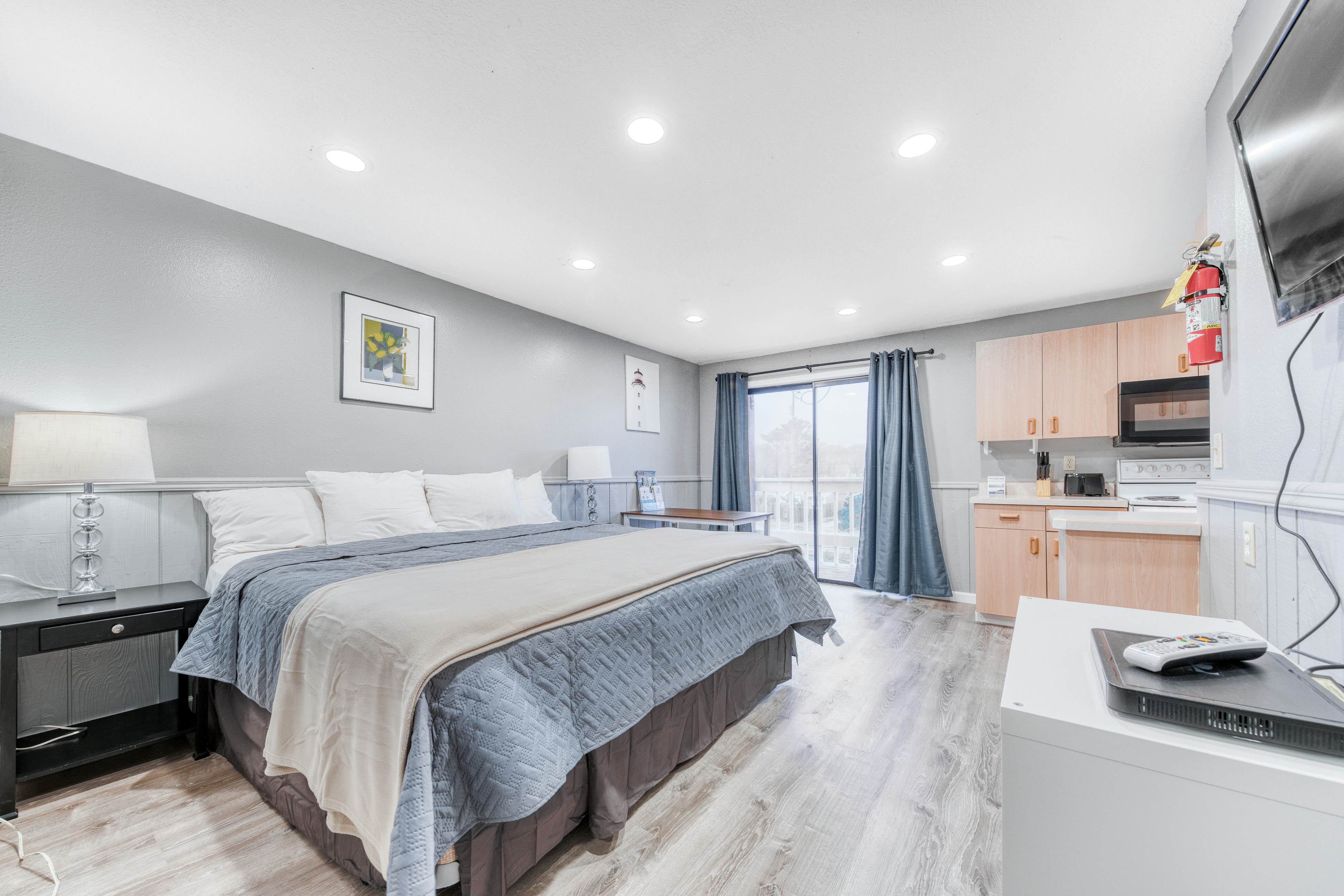 Dog friendly Two Room Combination Walk to Downtown and the Beach