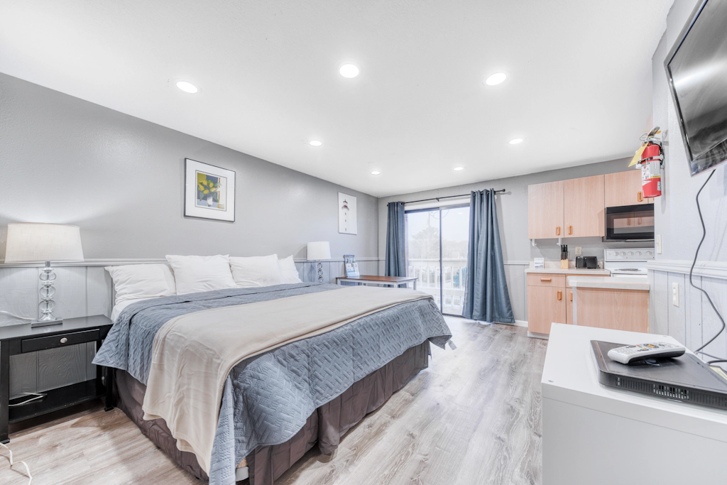 Dog friendly Two Room Combination Walk to Downtown and the Beach