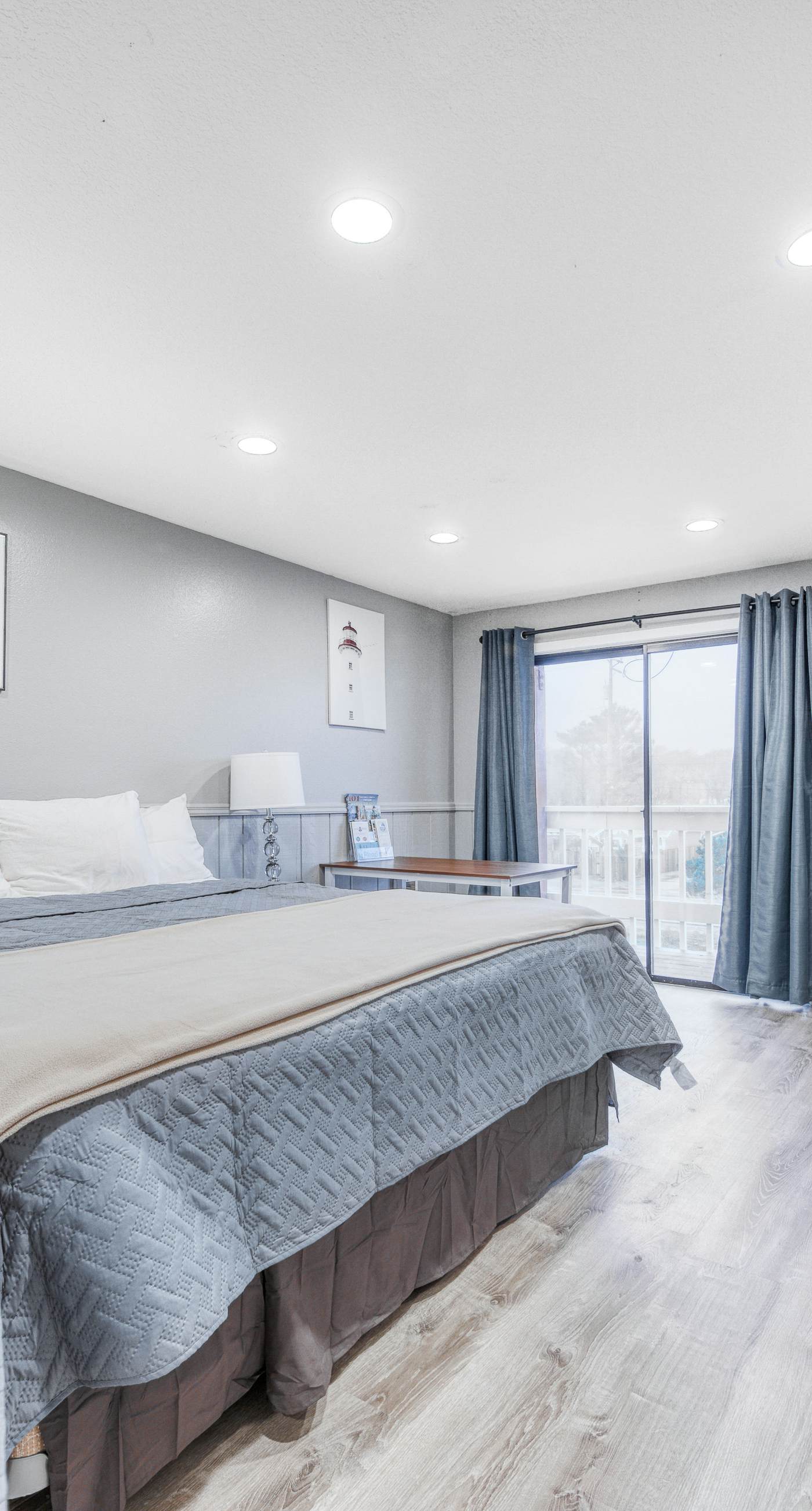 Dog friendly Two Room Combination Walk to Downtown and the Beach