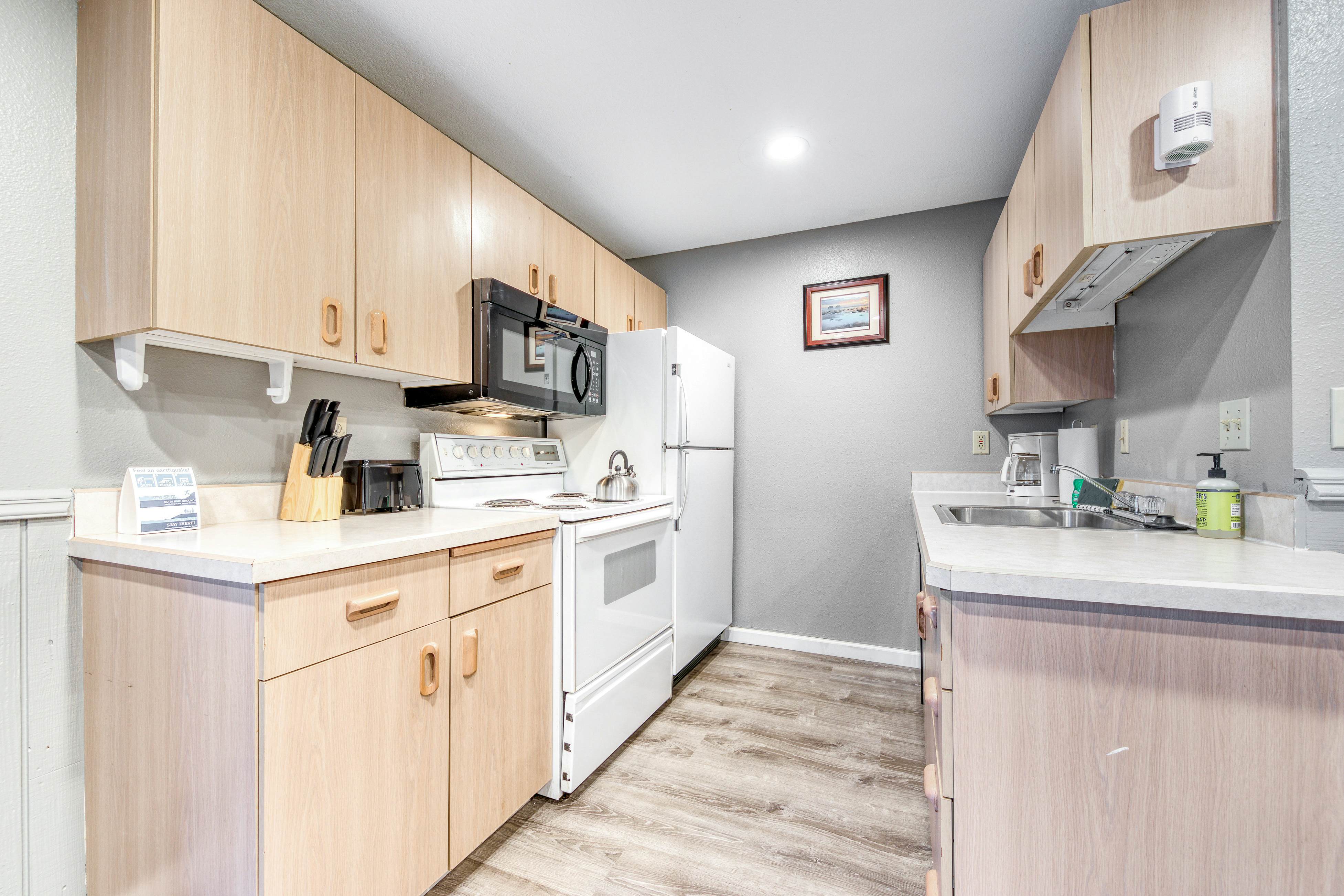 Dog friendly Two Room Combination Walk to Downtown and the Beach