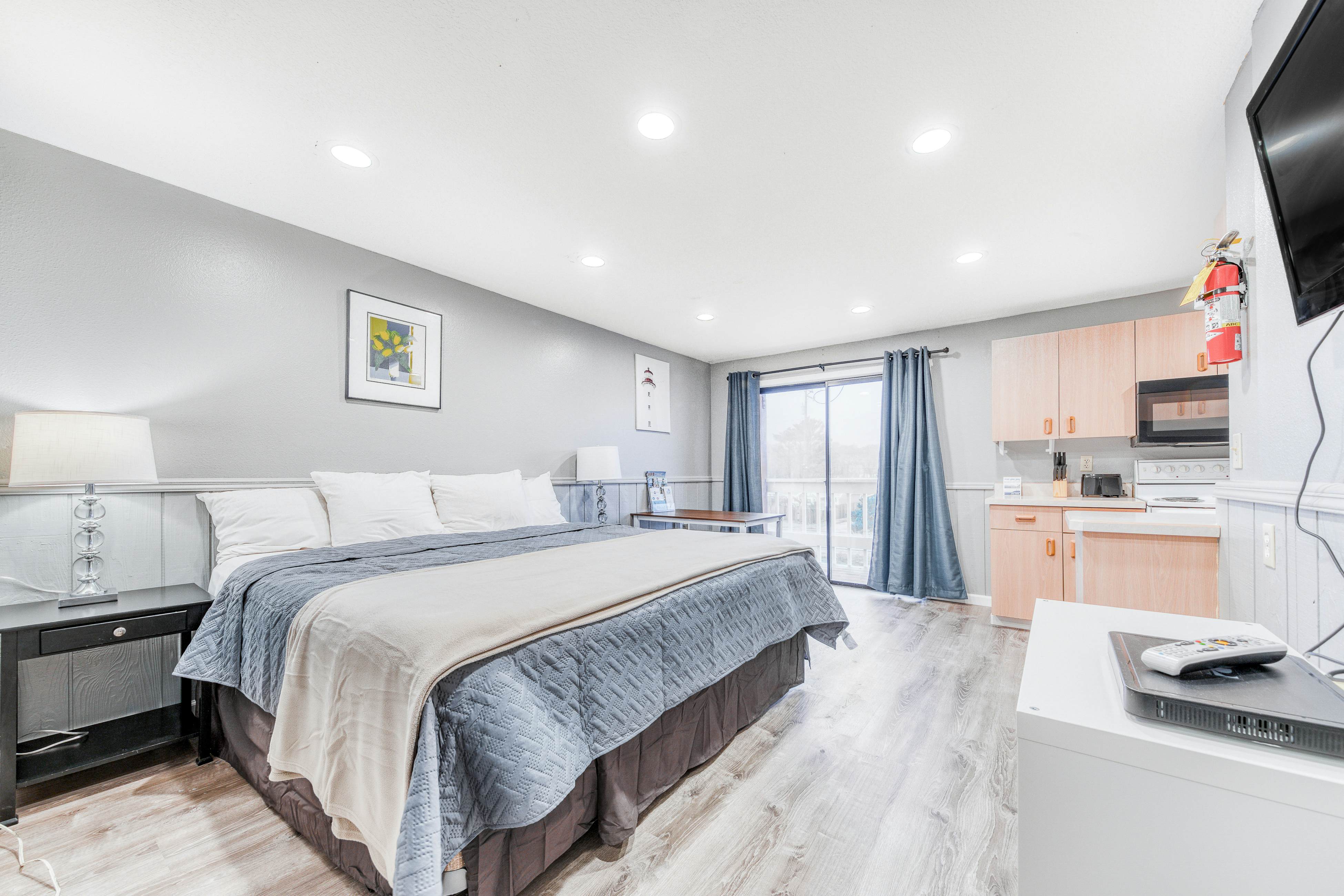 Dog-Friendly Room with Kitchen Located Near the Beach and Downtown