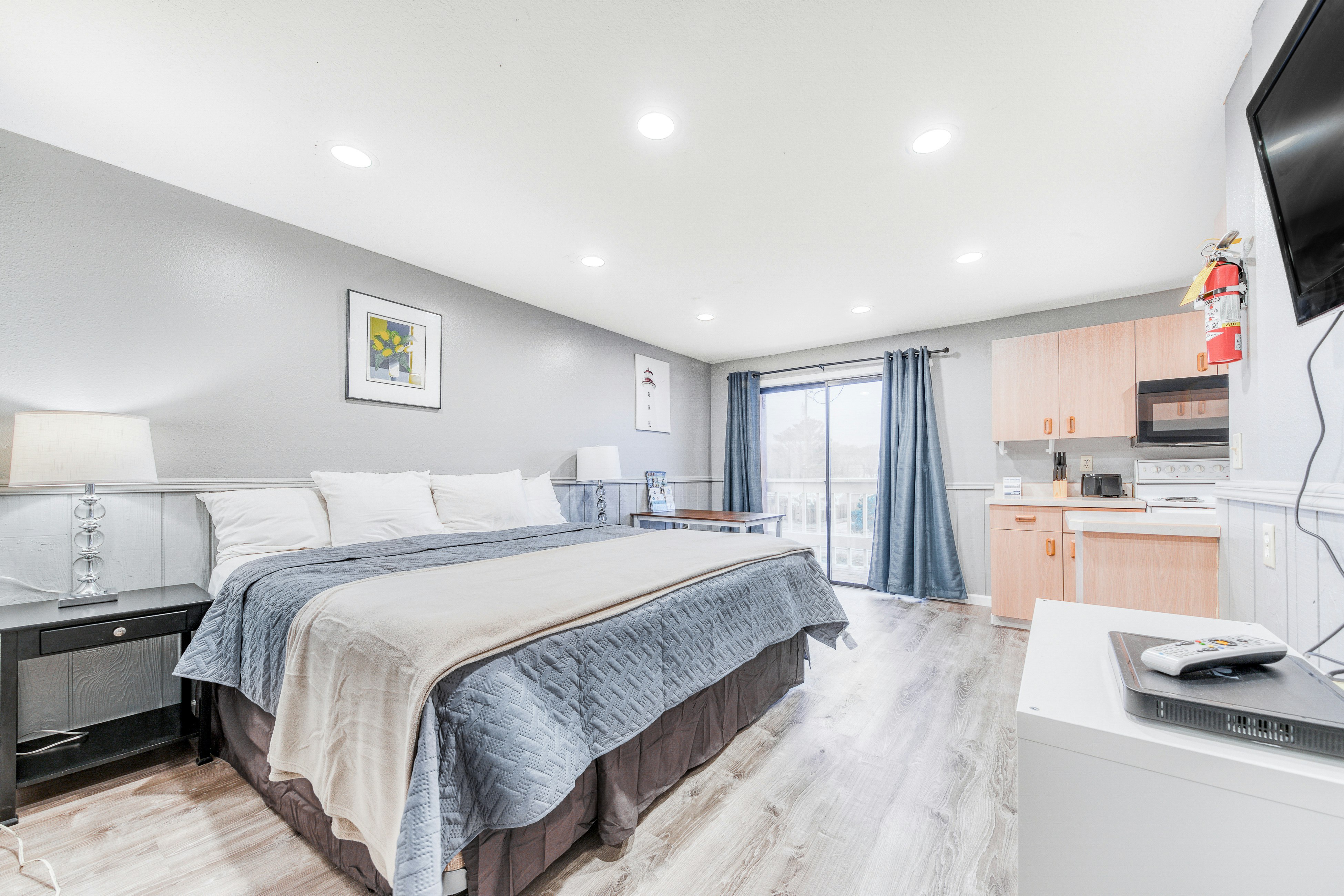 Dog-Friendly Room with Kitchen Located Near the Beach and Downtown