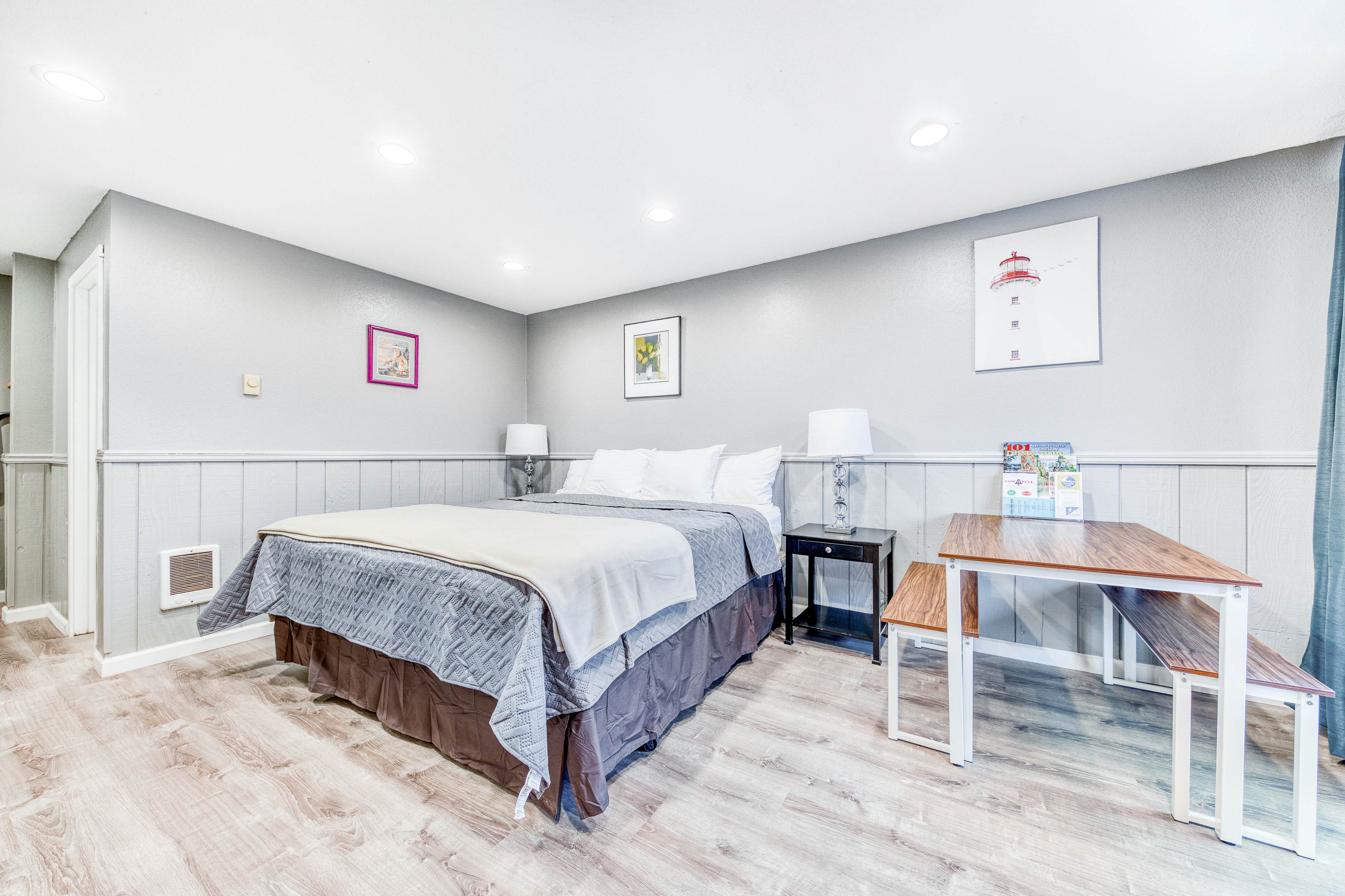 Dog-Friendly Room with Kitchen Located Near the Beach and Downtown