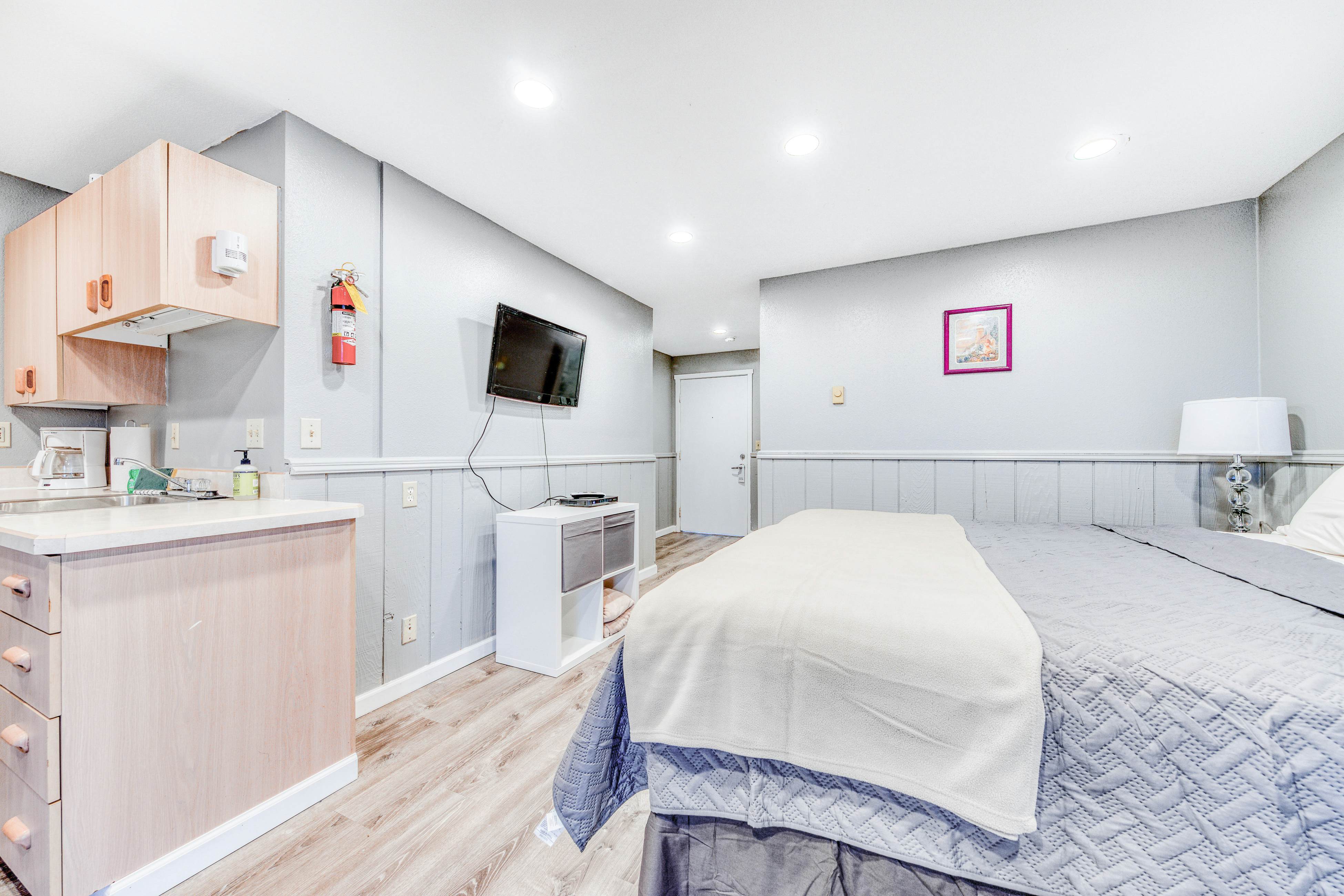 Dog-Friendly Room with Kitchen Located Near the Beach and Downtown