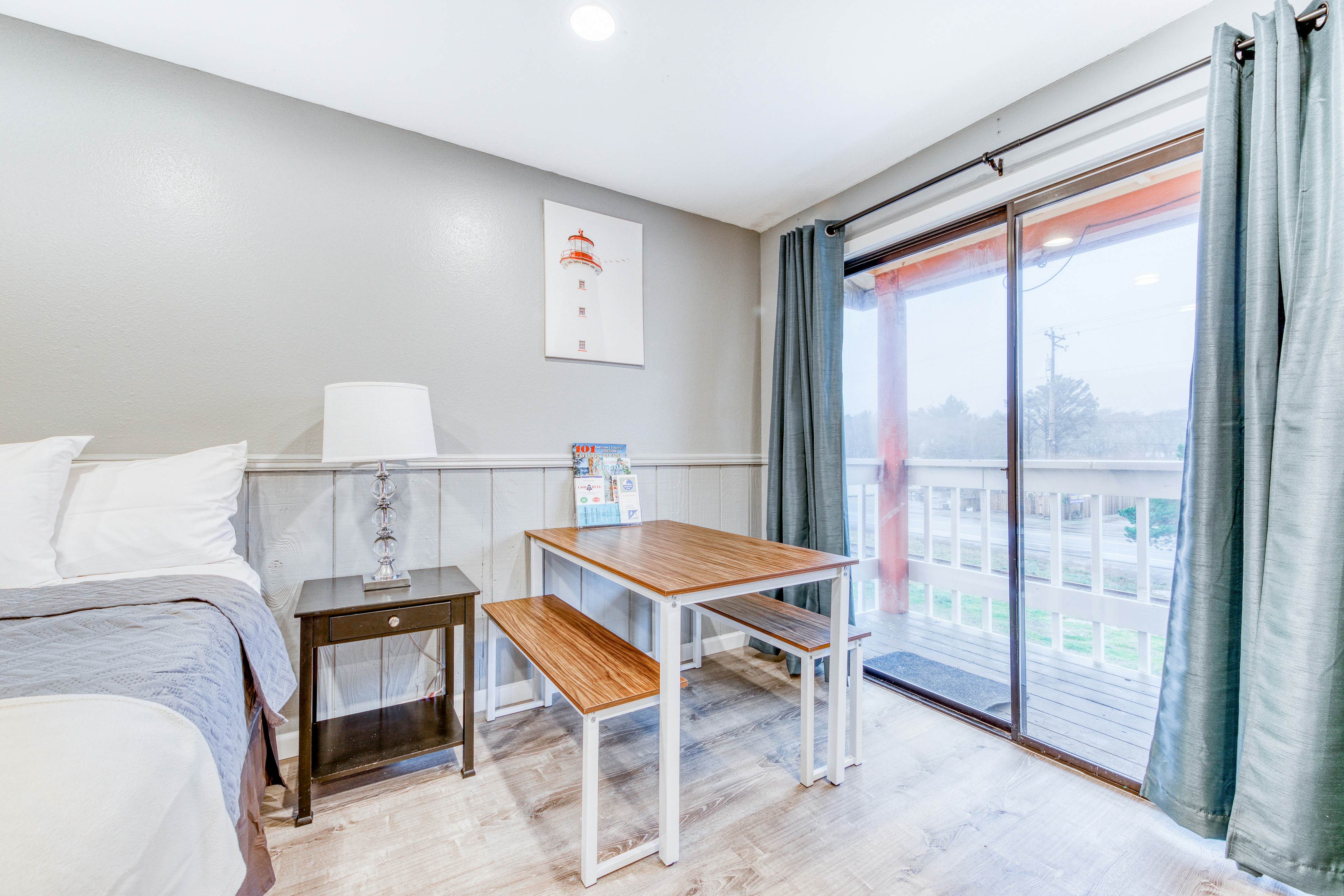 Dog-Friendly Room with Kitchen Located Near the Beach and Downtown