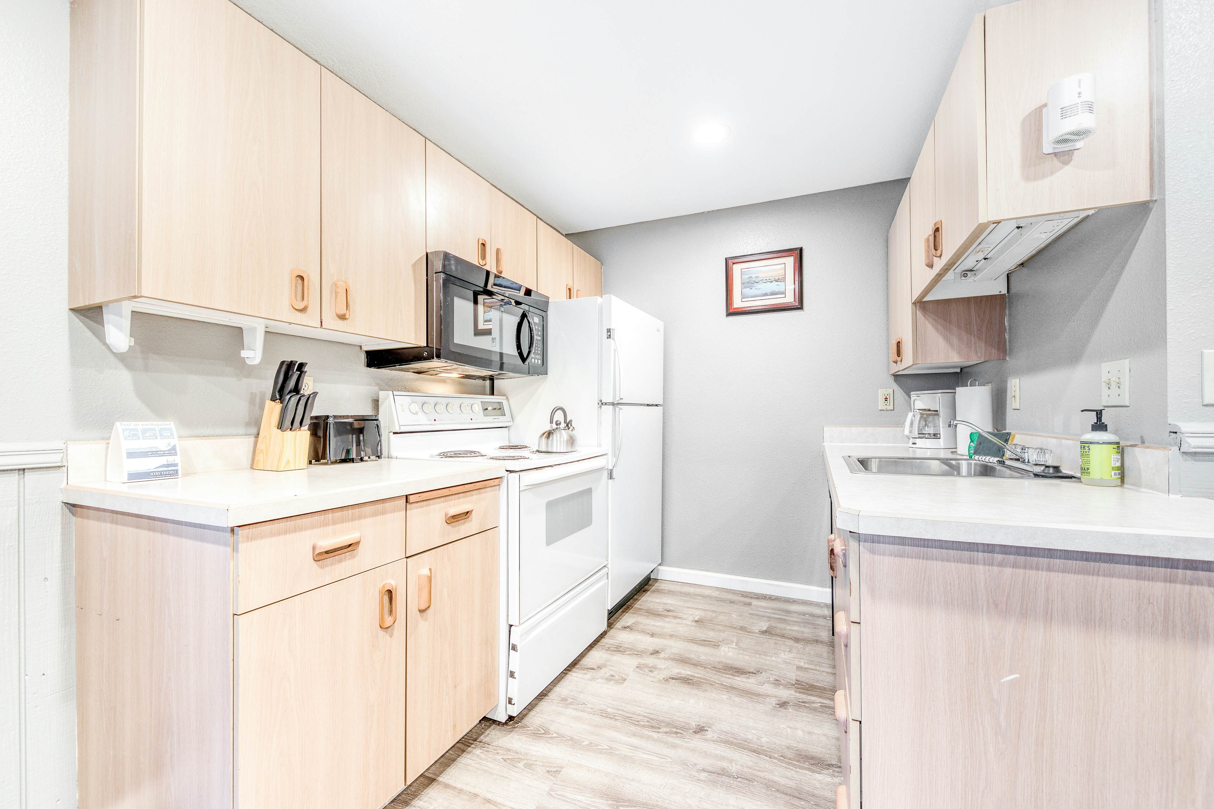 Dog-Friendly Room with Kitchen Located Near the Beach and Downtown