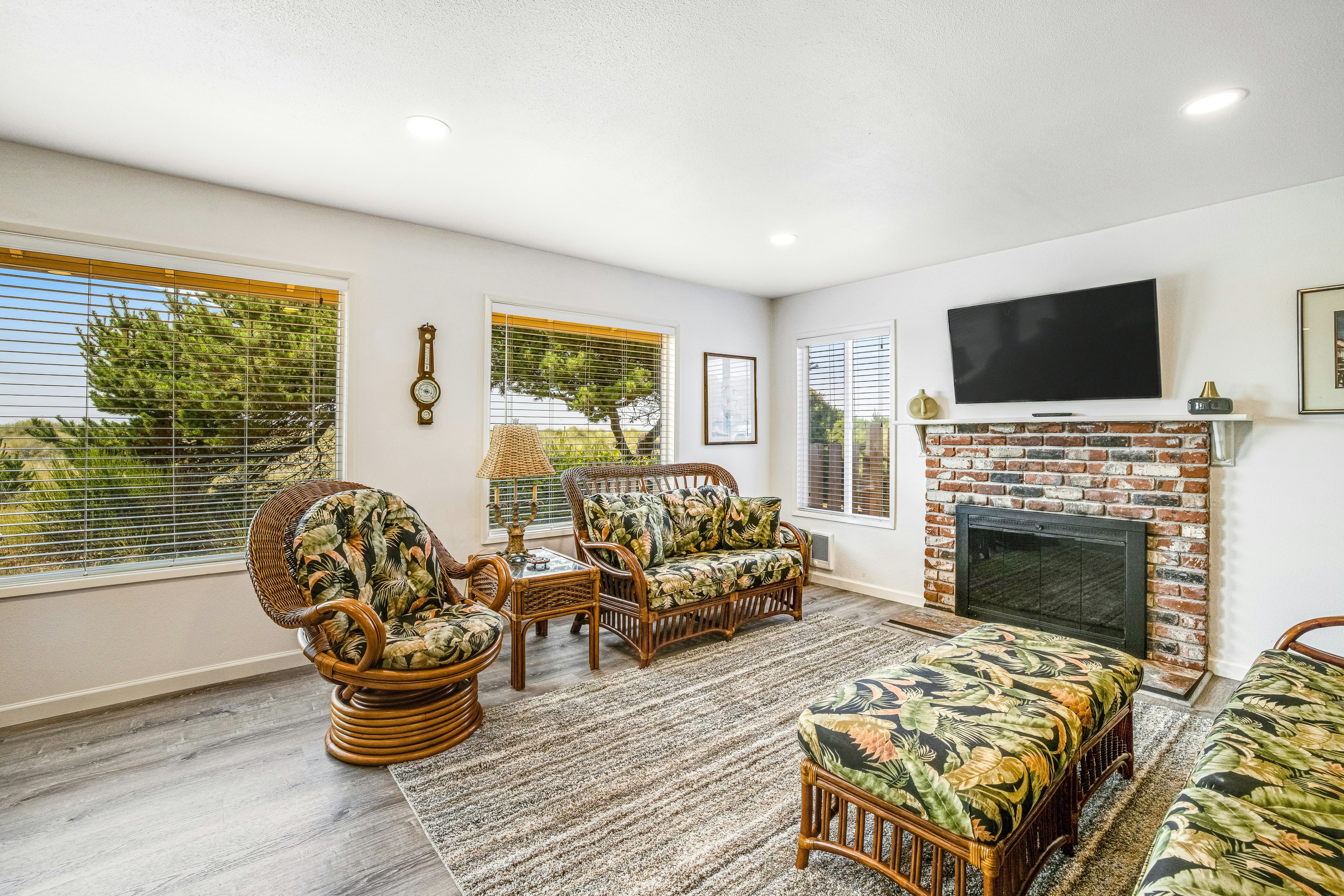 Oceanfront home with sunny deck, WiFi & washer/dryer