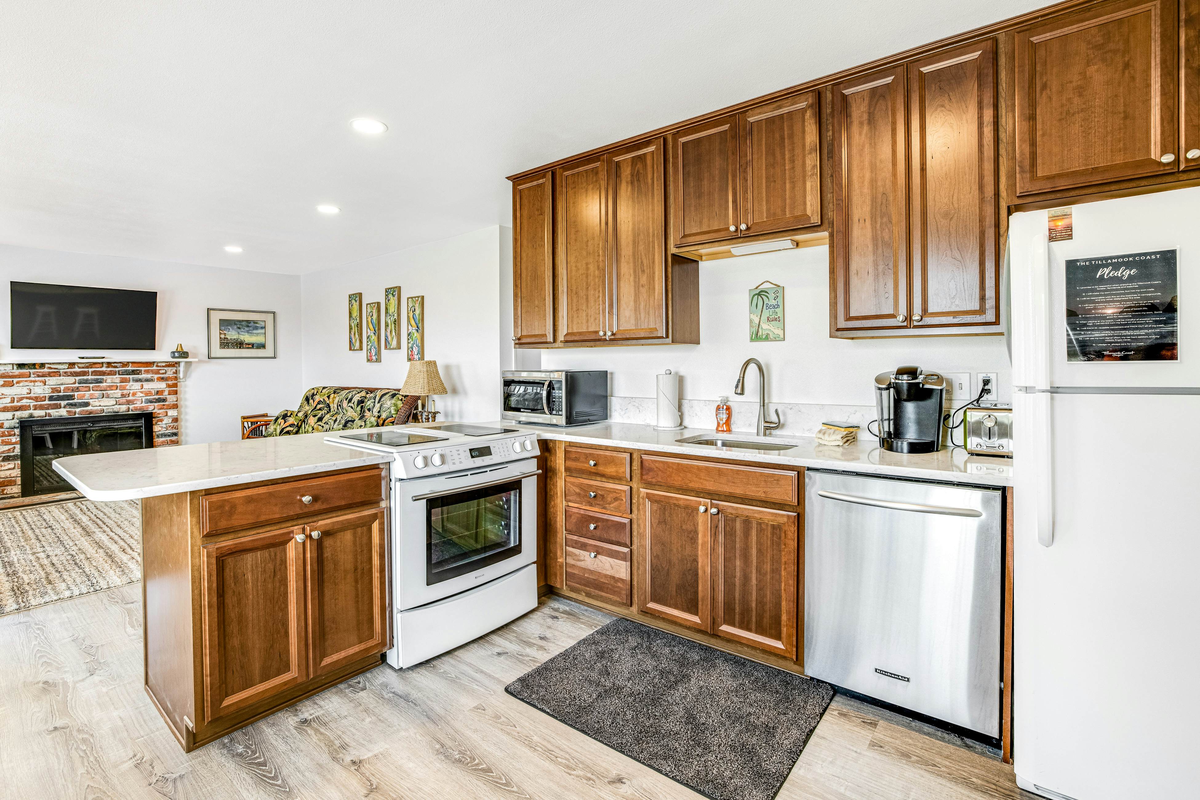 Oceanfront home with sunny deck, WiFi & washer/dryer