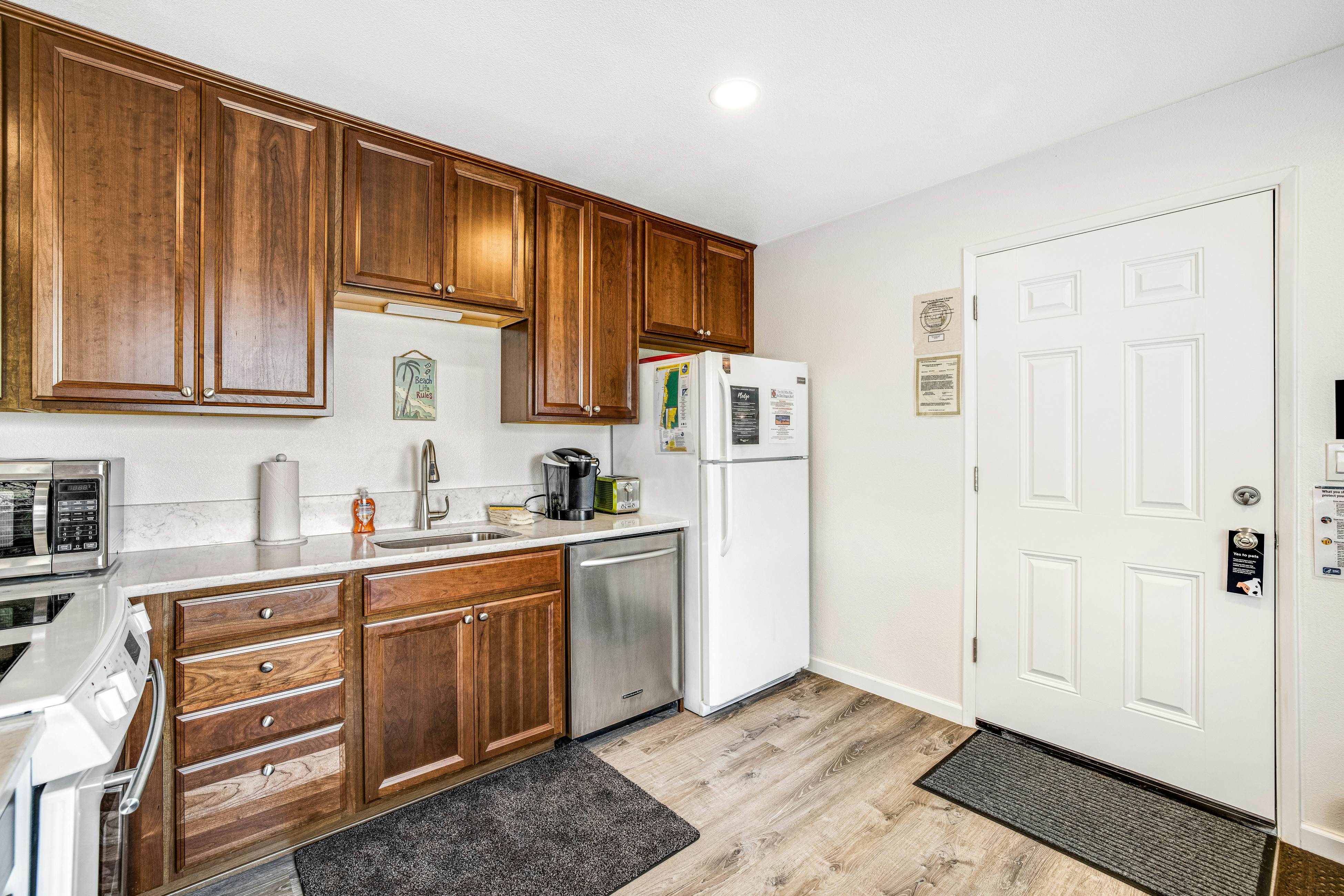 Oceanfront home with sunny deck, WiFi & washer/dryer