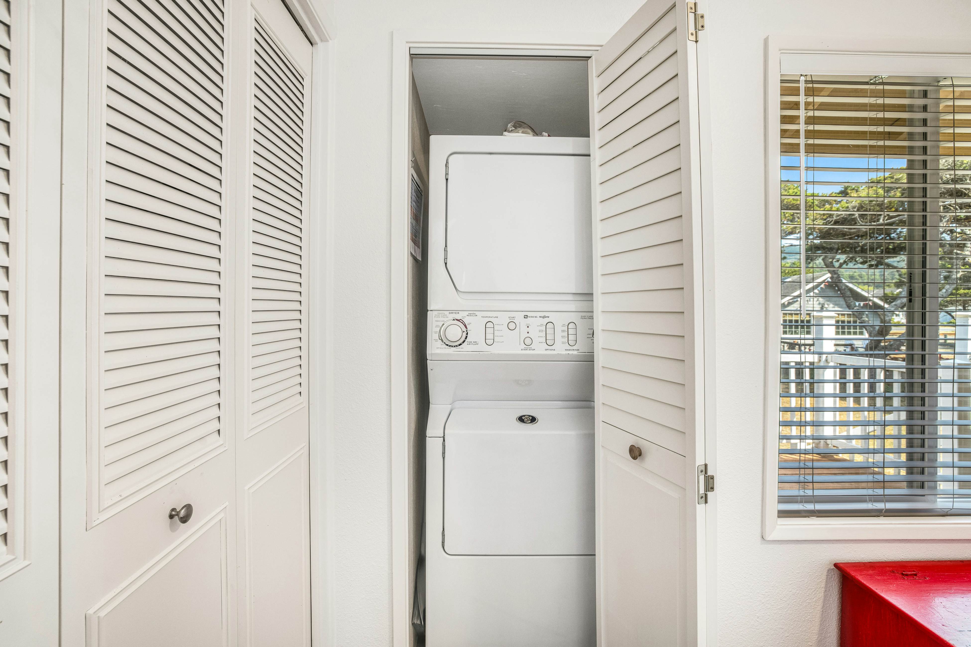 Oceanfront home with sunny deck, WiFi & washer/dryer