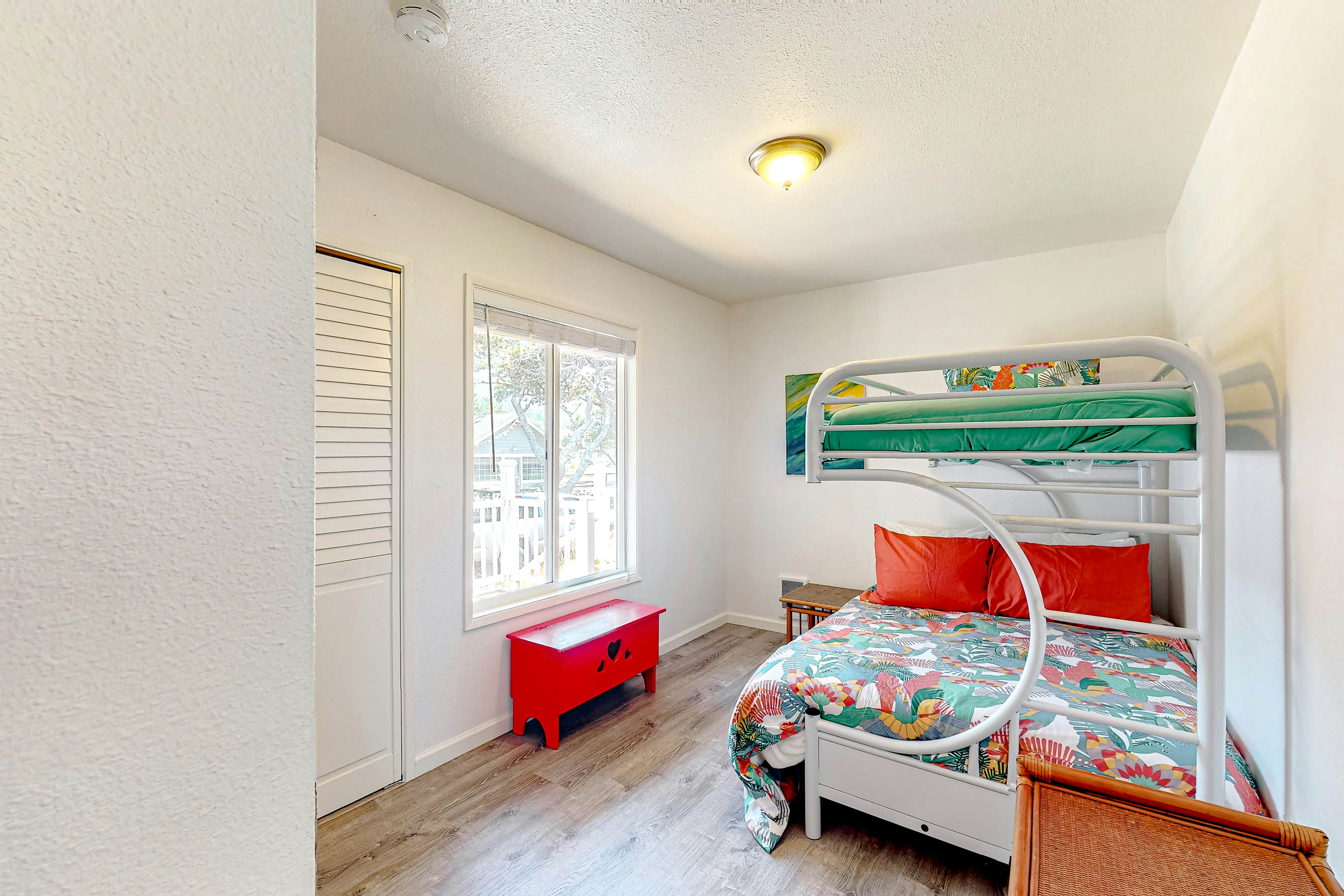 Oceanfront home with sunny deck, WiFi & washer/dryer