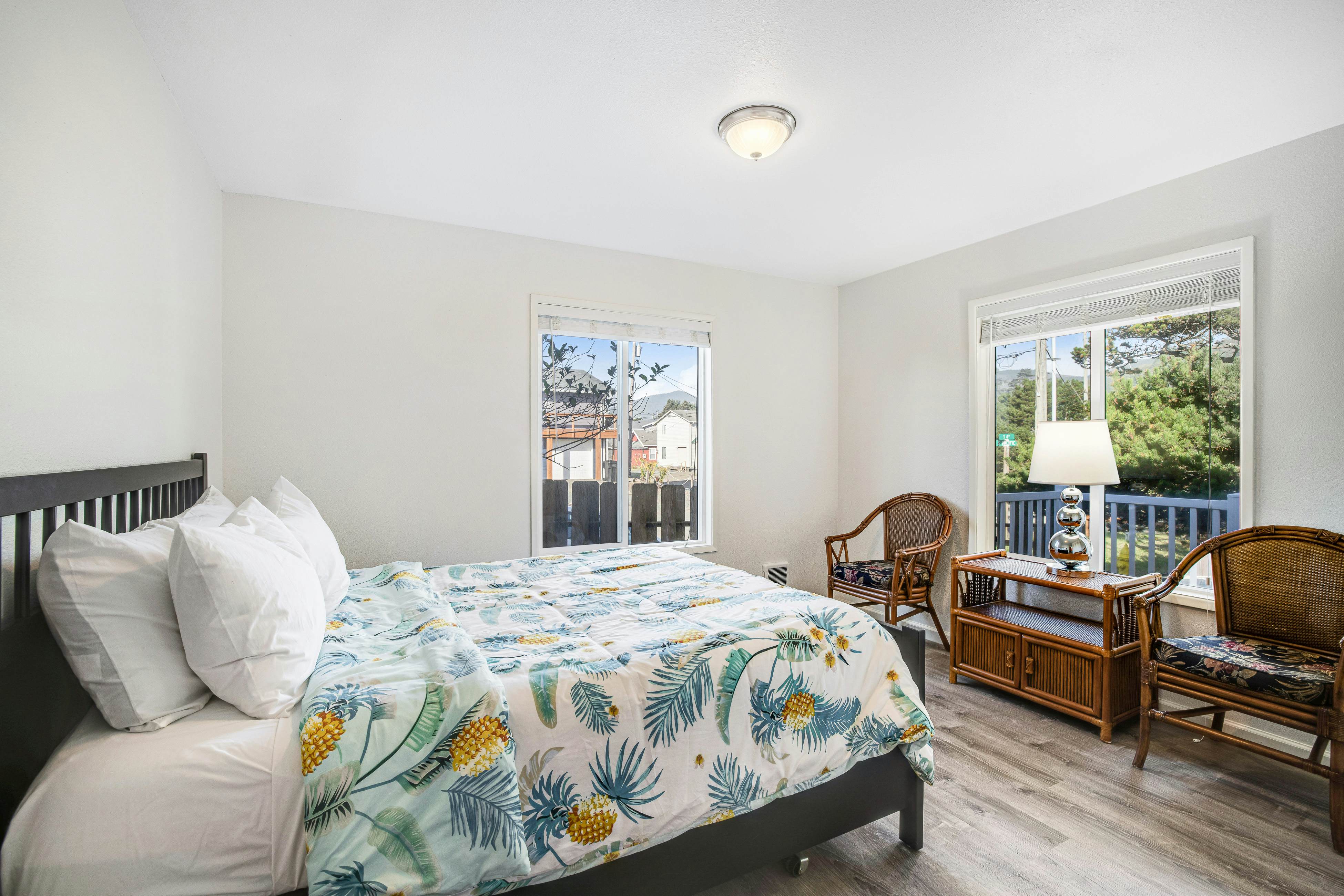 Oceanfront home with sunny deck, WiFi & washer/dryer