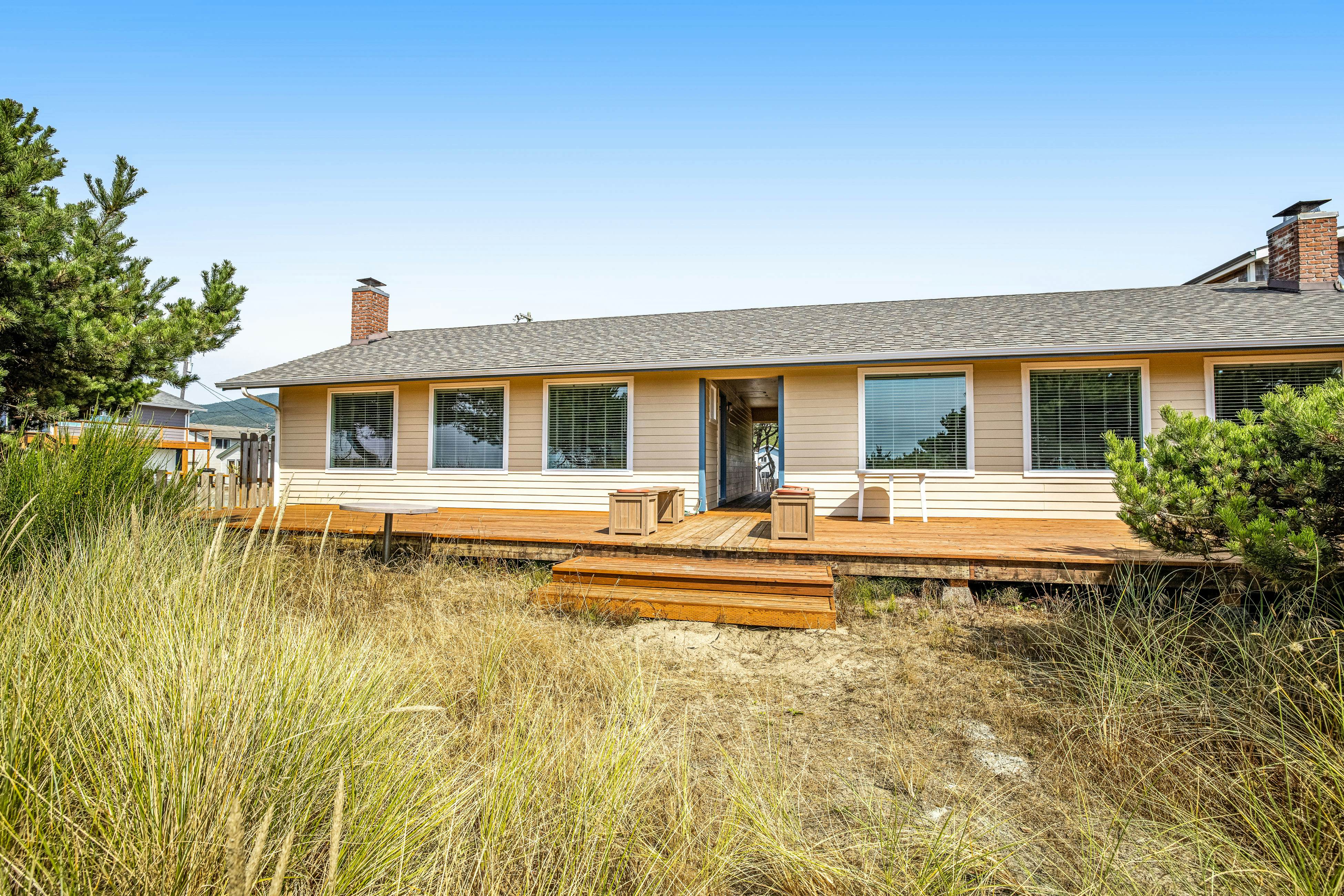 Oceanfront home with sunny deck, WiFi & washer/dryer
