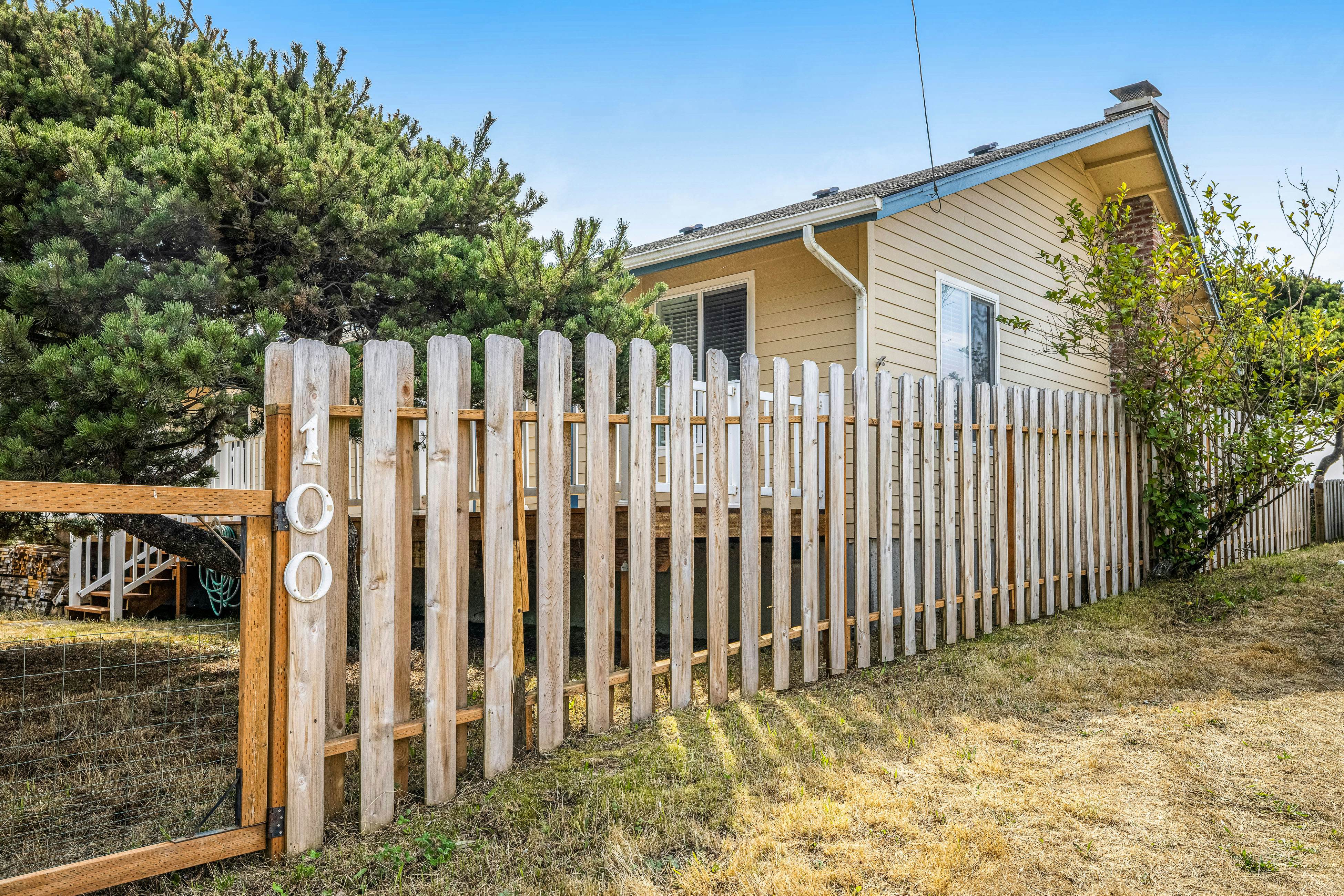 Oceanfront home with sunny deck, WiFi & washer/dryer