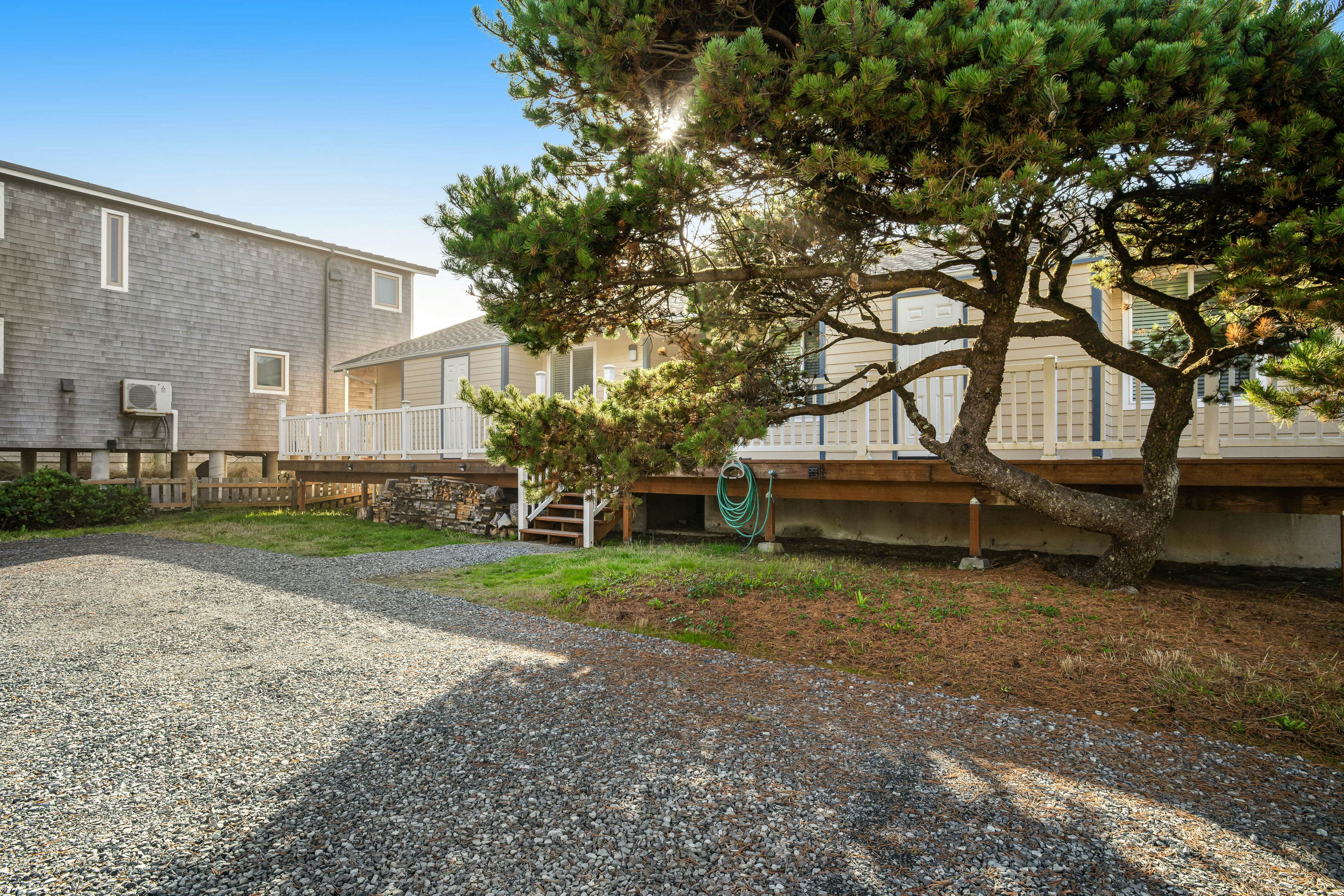 Oceanfront home with sunny deck, WiFi & washer/dryer