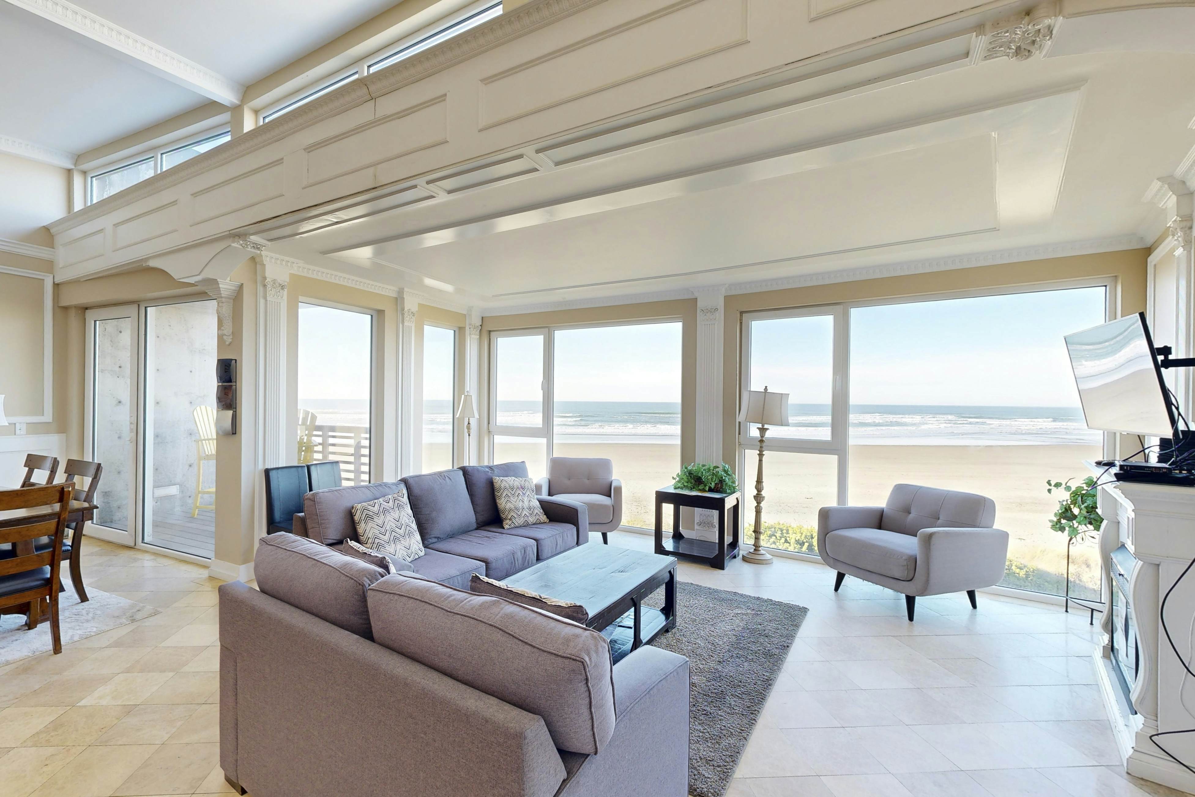Gorgeous oceanfront condo with great views & beach access