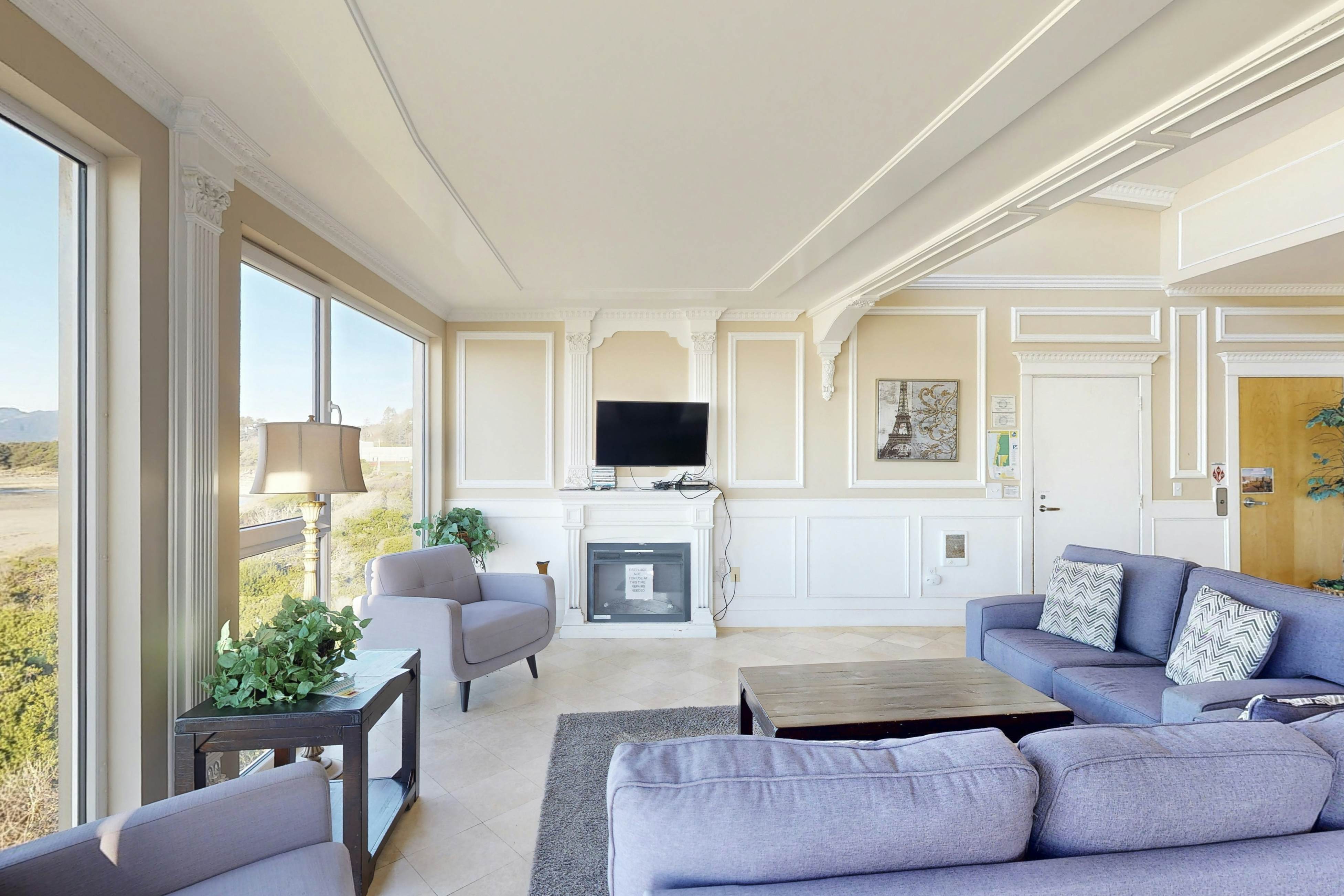 Gorgeous oceanfront condo with great views & beach access