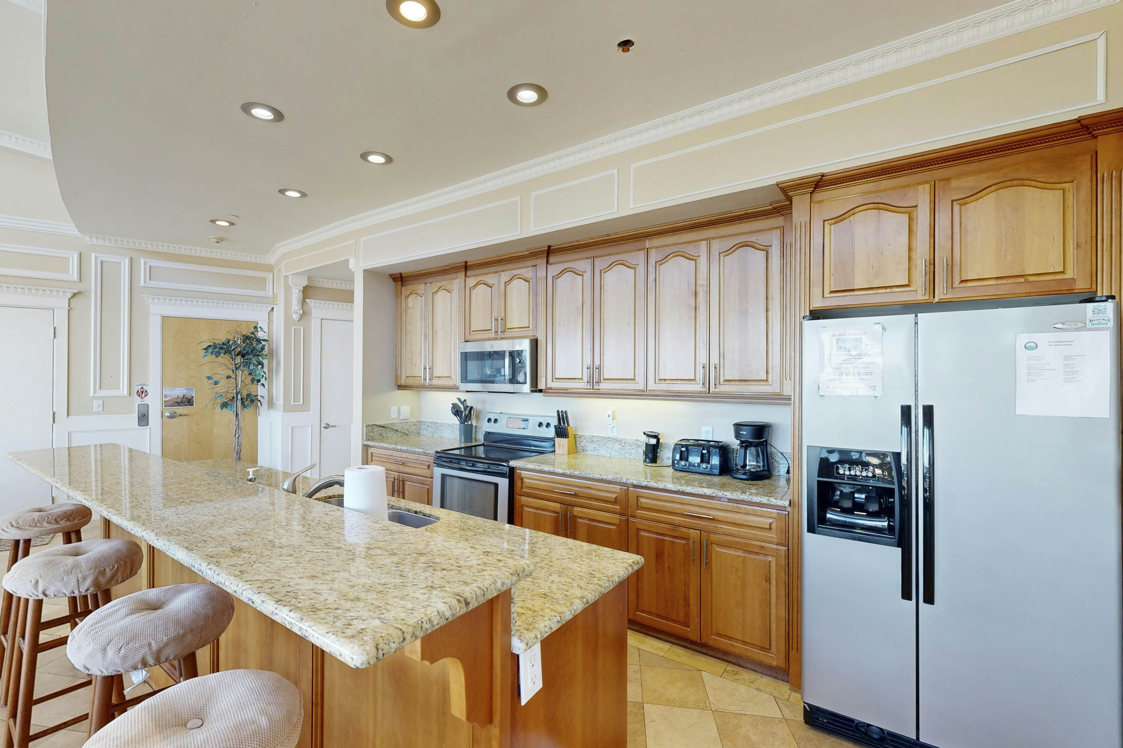 Gorgeous oceanfront condo with great views & beach access