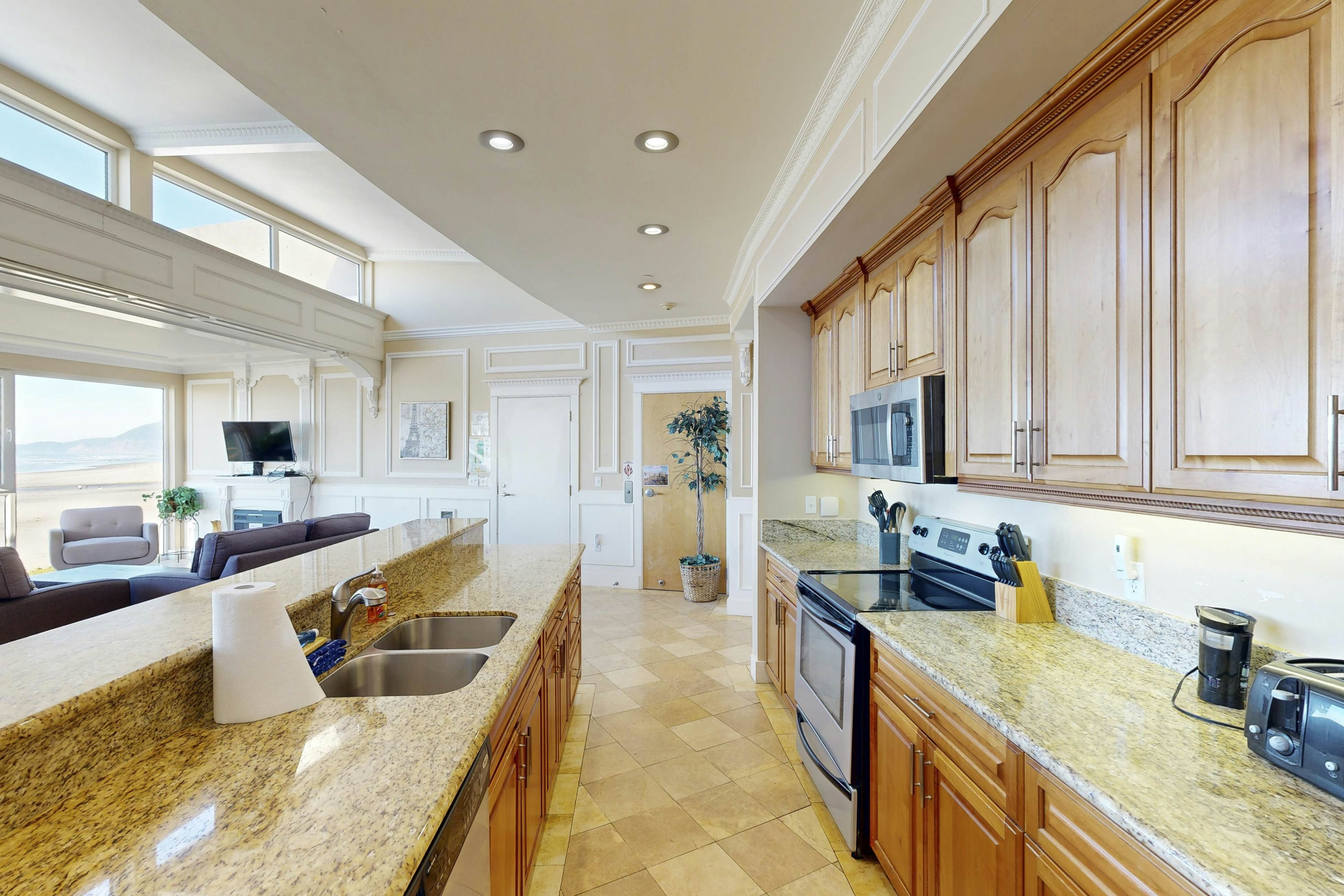 Gorgeous oceanfront condo with great views & beach access