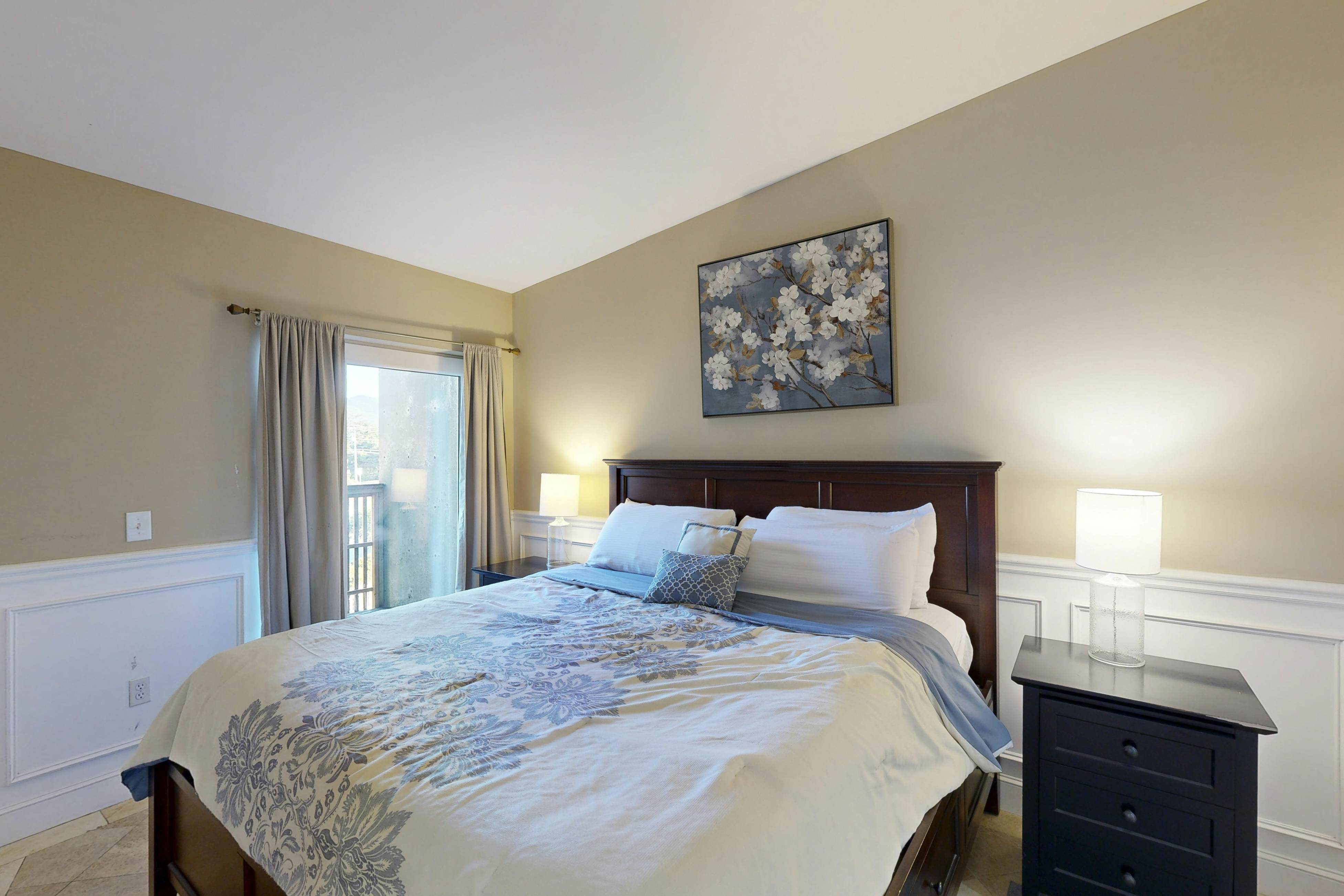 Gorgeous oceanfront condo with great views & beach access