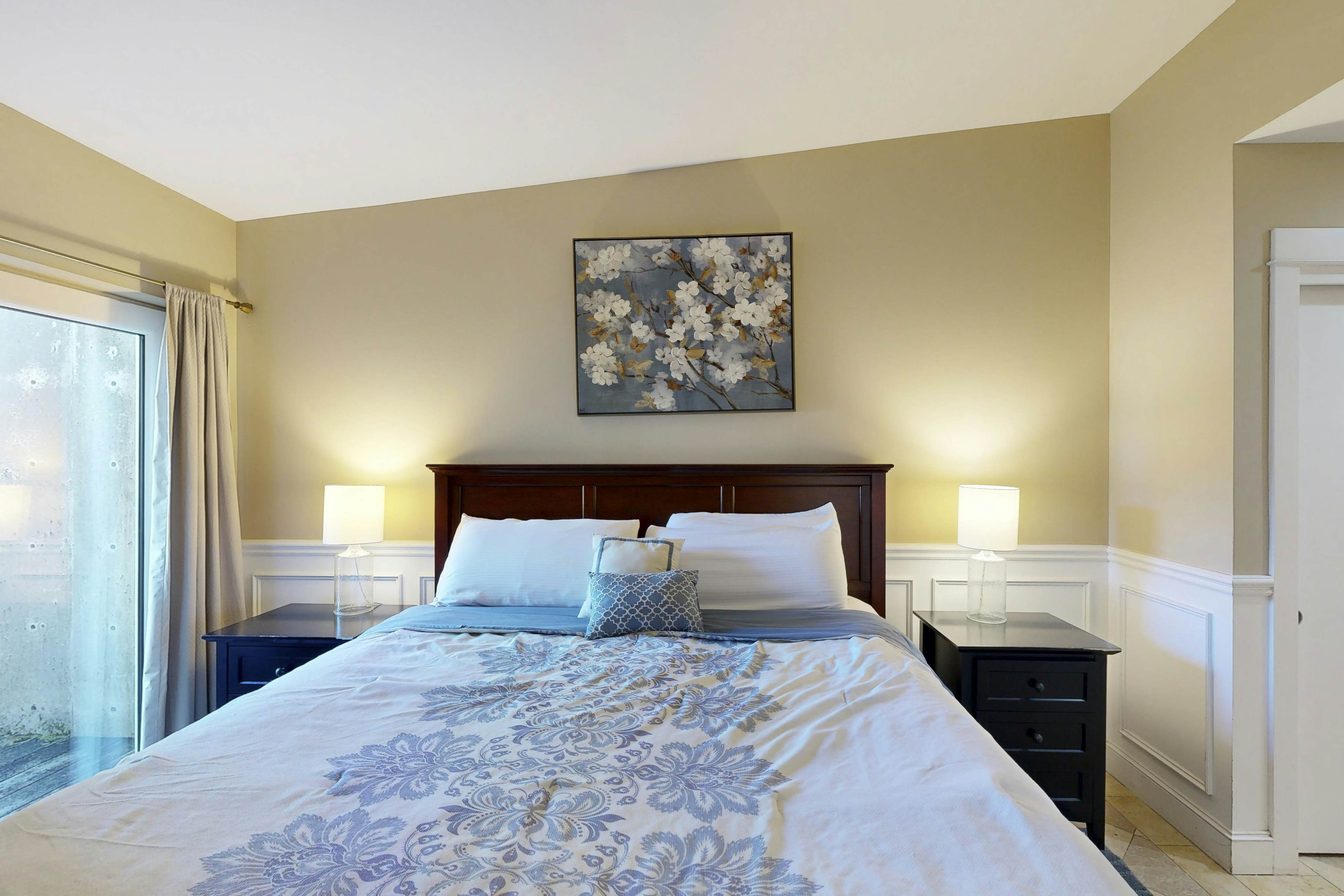 Gorgeous oceanfront condo with great views & beach access