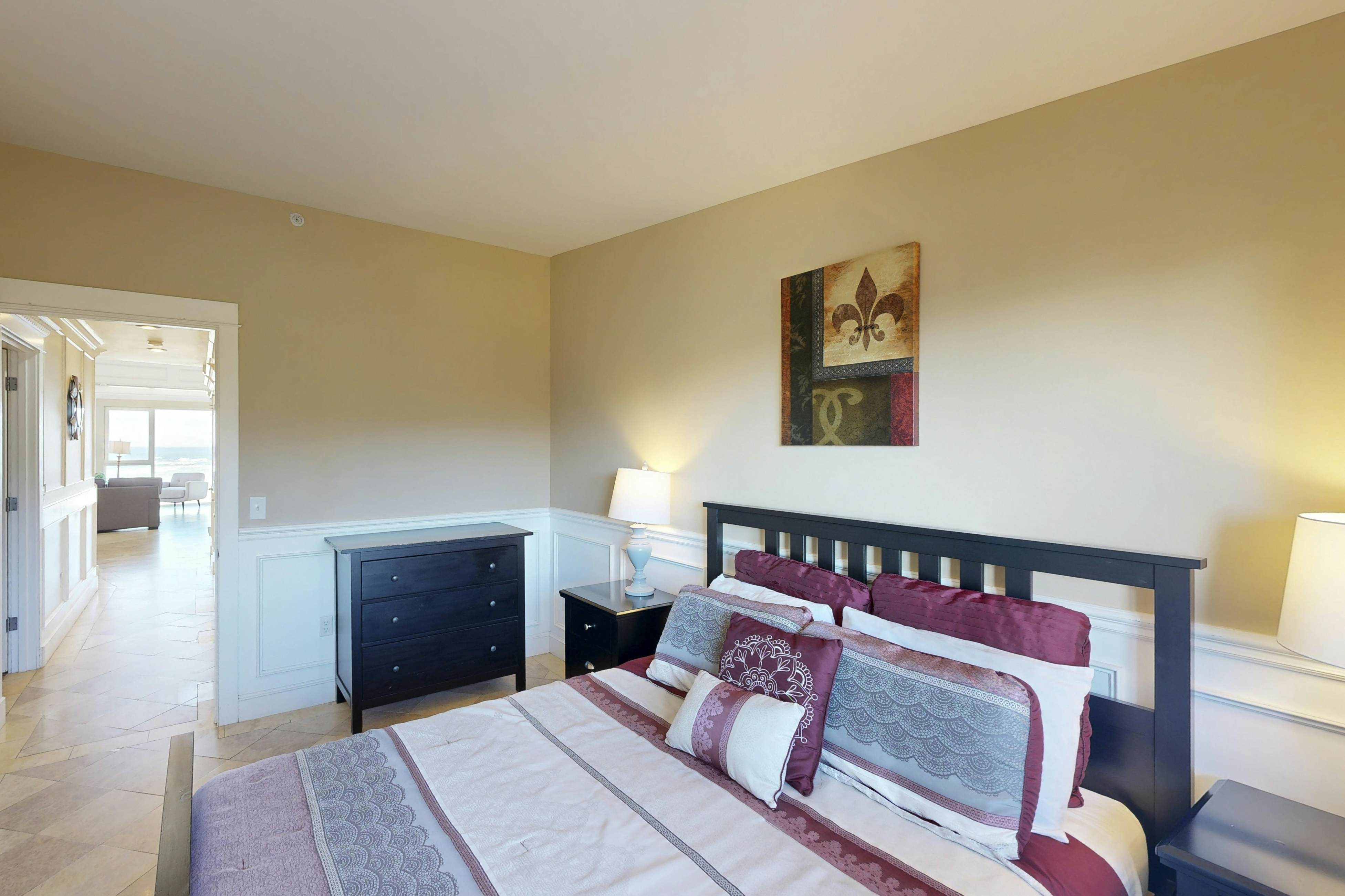 Gorgeous oceanfront condo with great views & beach access