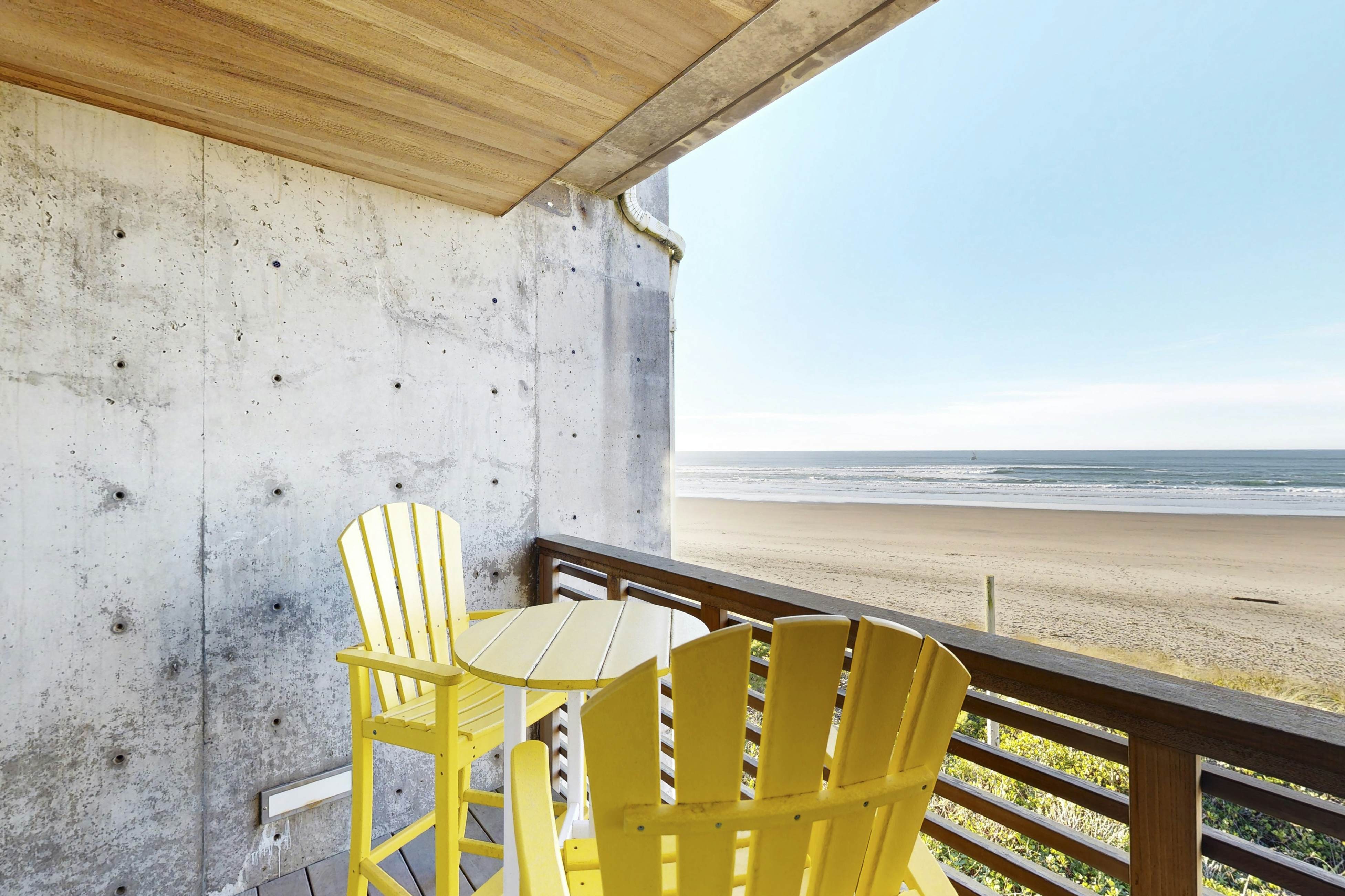 Gorgeous oceanfront condo with great views & beach access