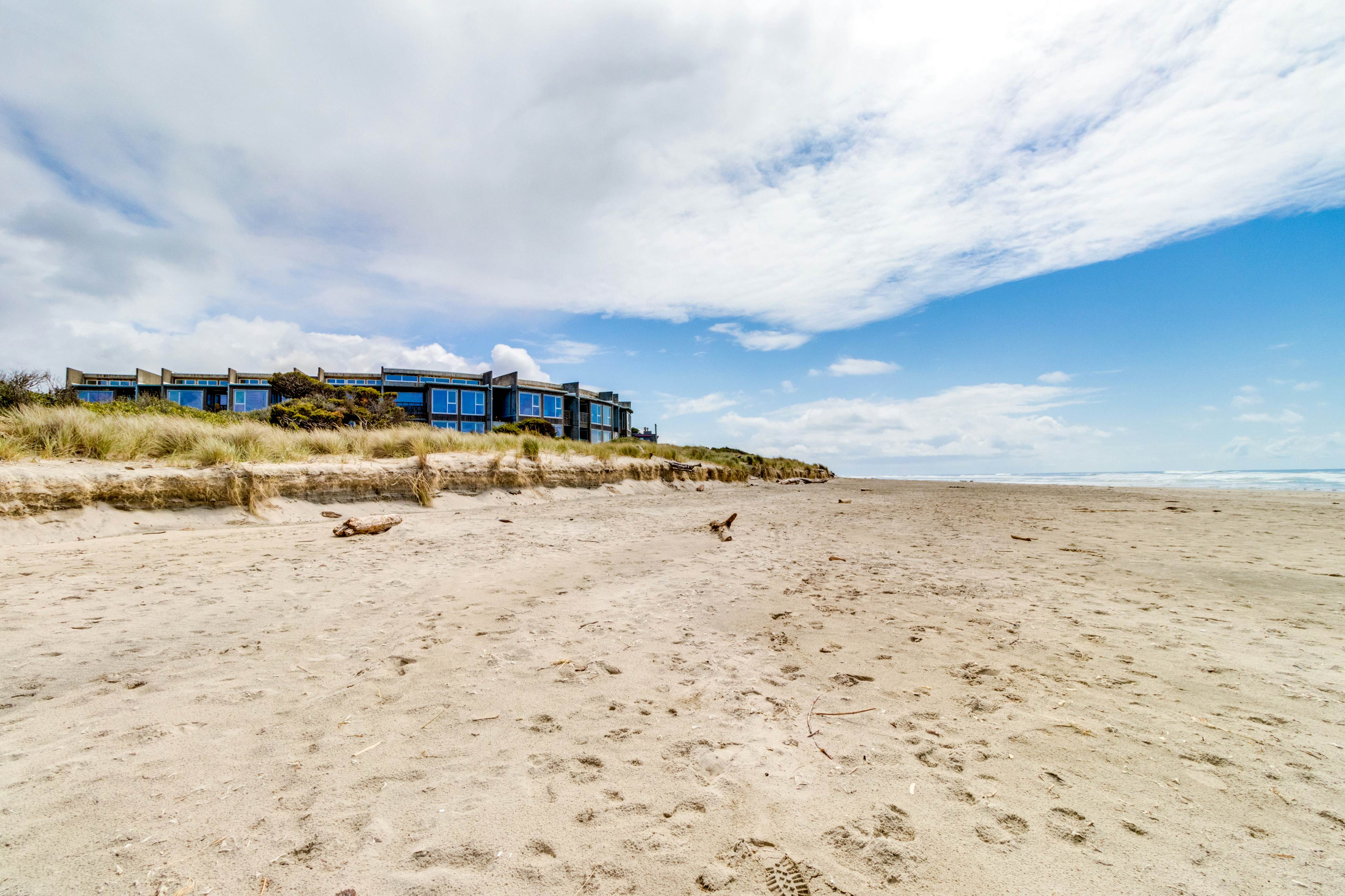 Gorgeous oceanfront condo with great views & beach access