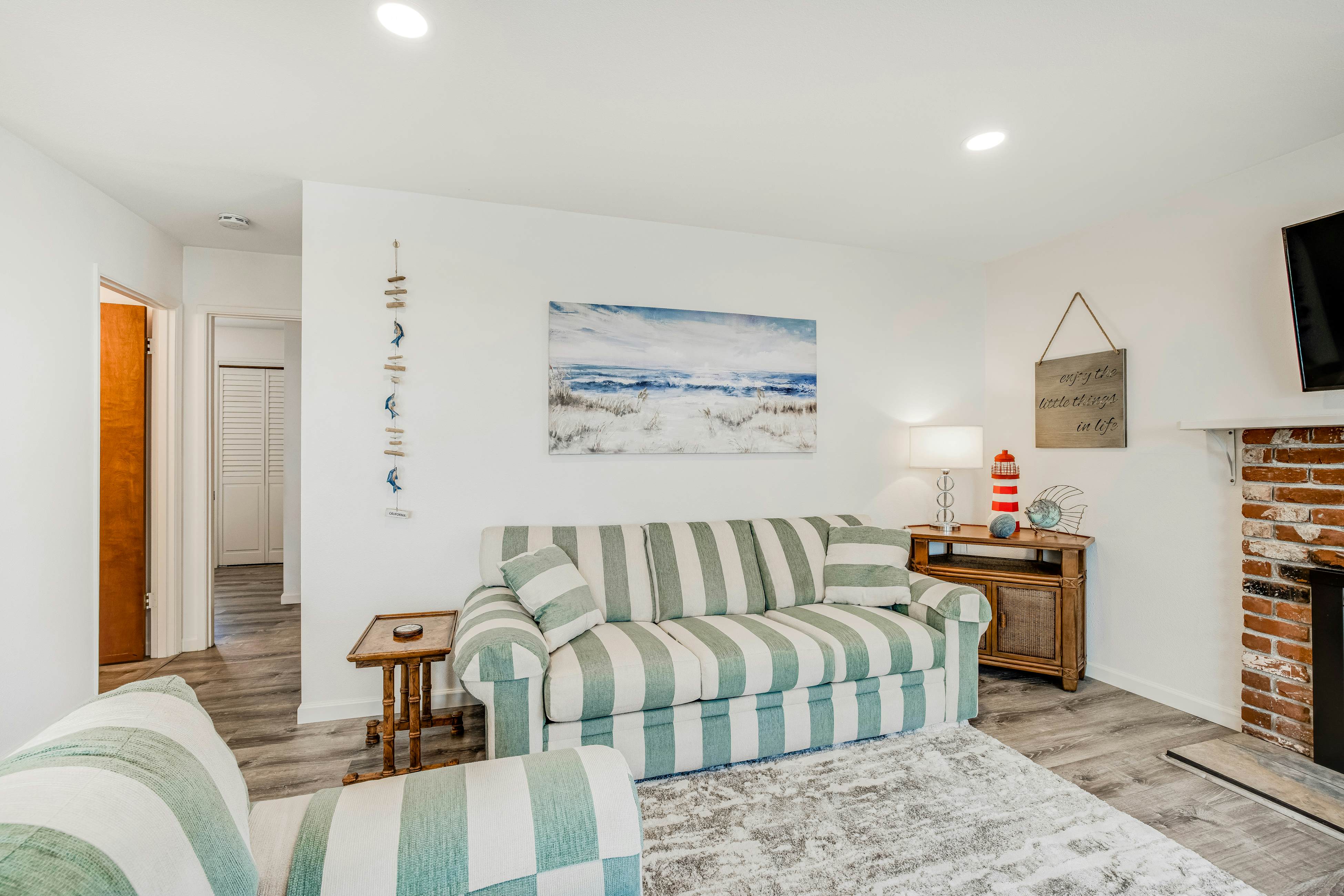 Oceanfront dog-friendly home with sunny deck, ocean view & washer/dryer