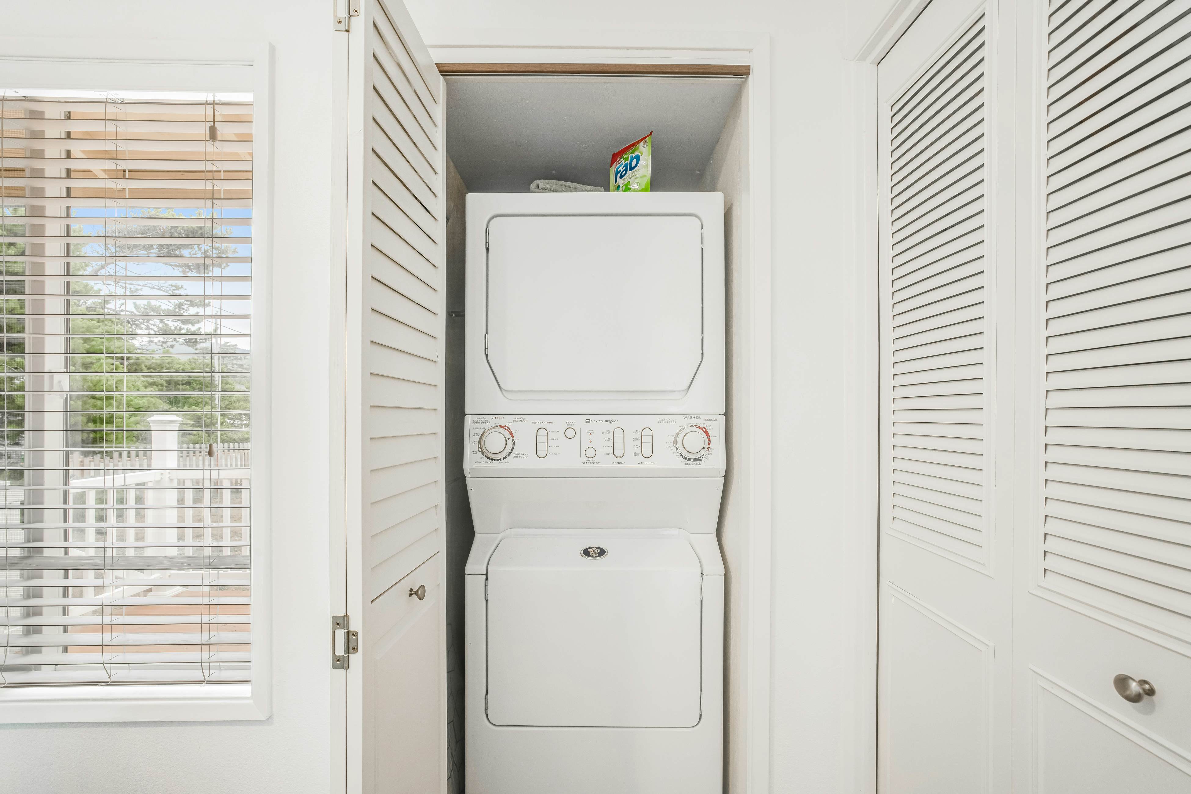 Oceanfront dog-friendly home with sunny deck, ocean view & washer/dryer