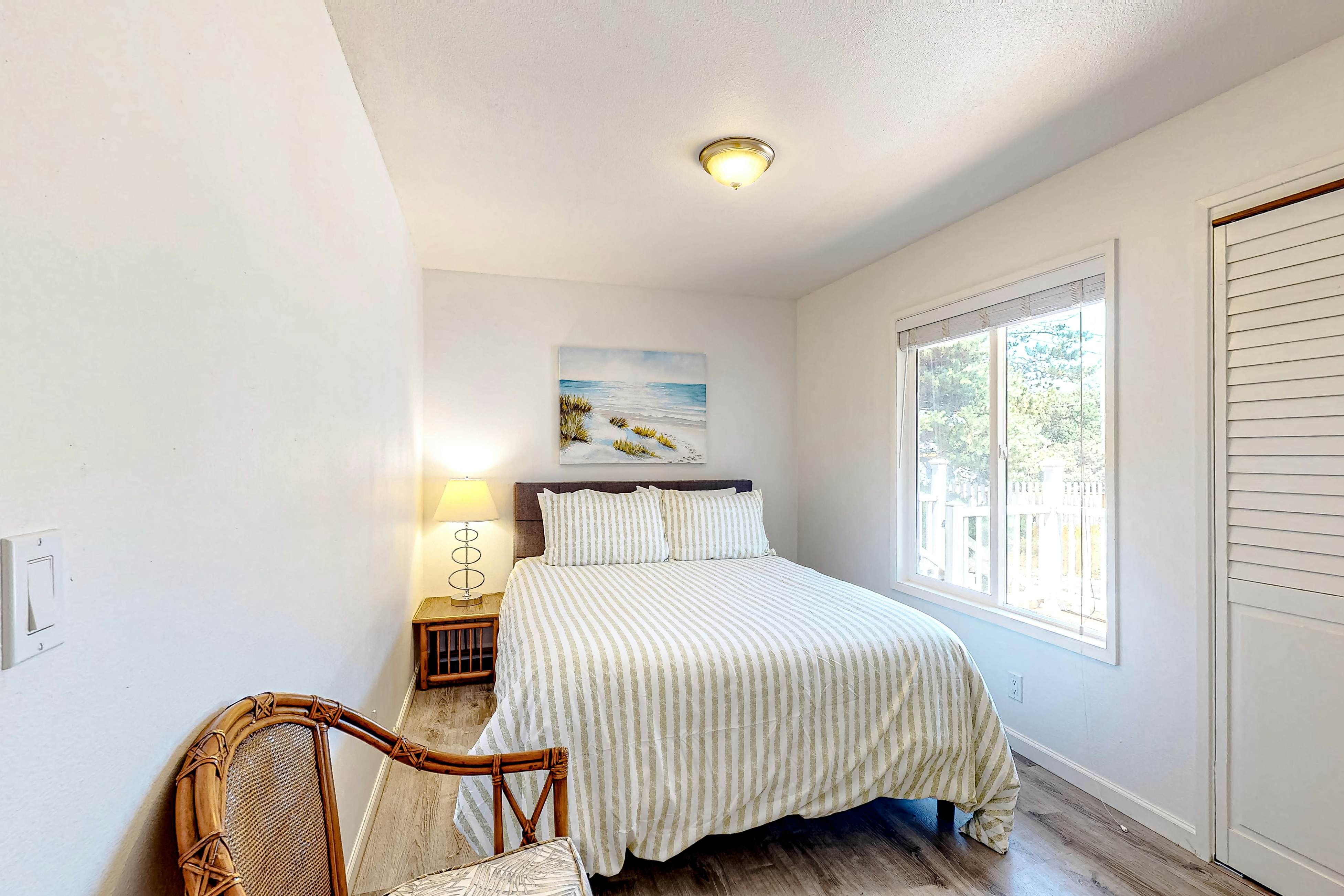 Oceanfront dog-friendly home with sunny deck, ocean view & washer/dryer