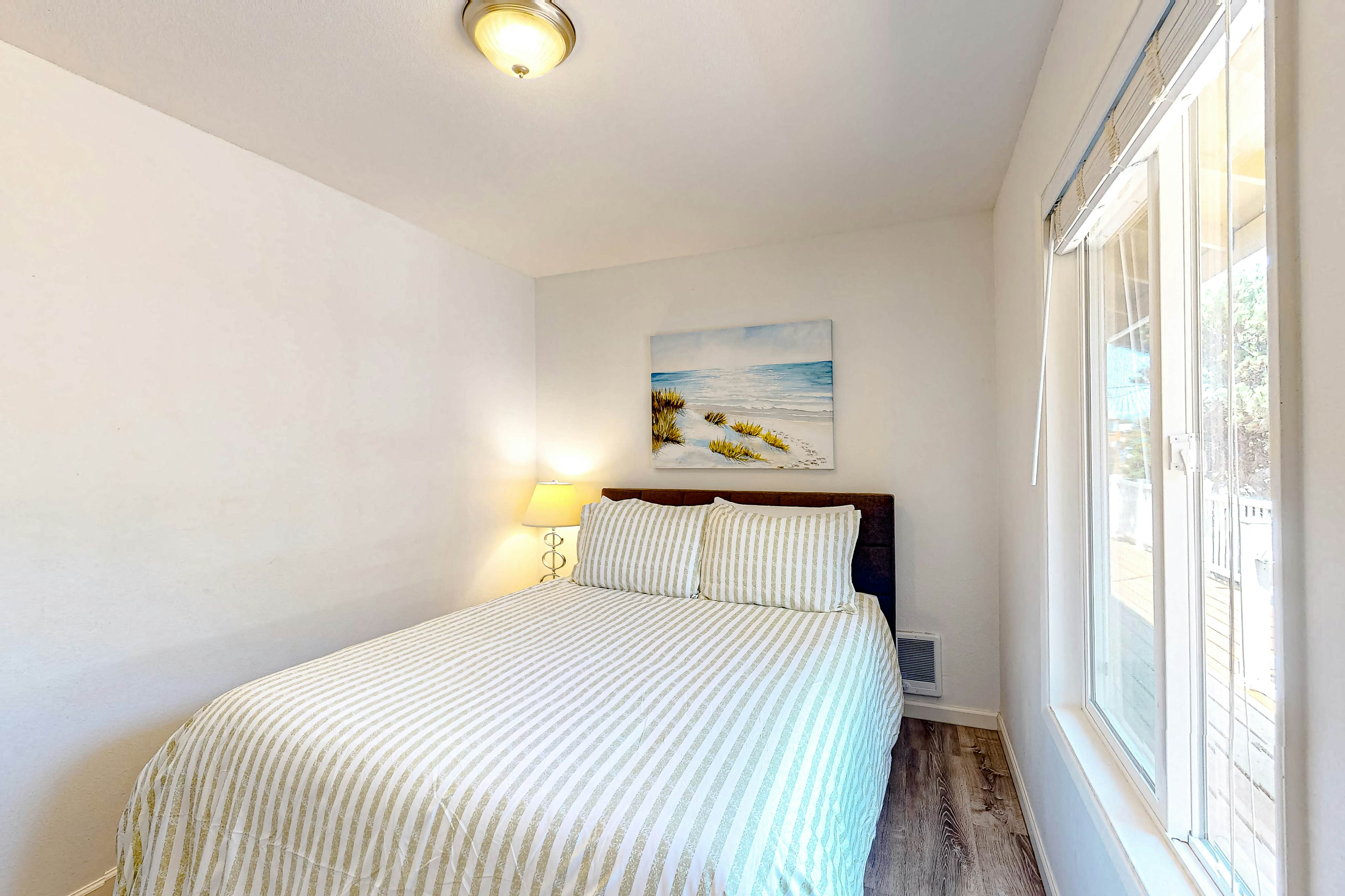 Oceanfront dog-friendly home with sunny deck, ocean view & washer/dryer